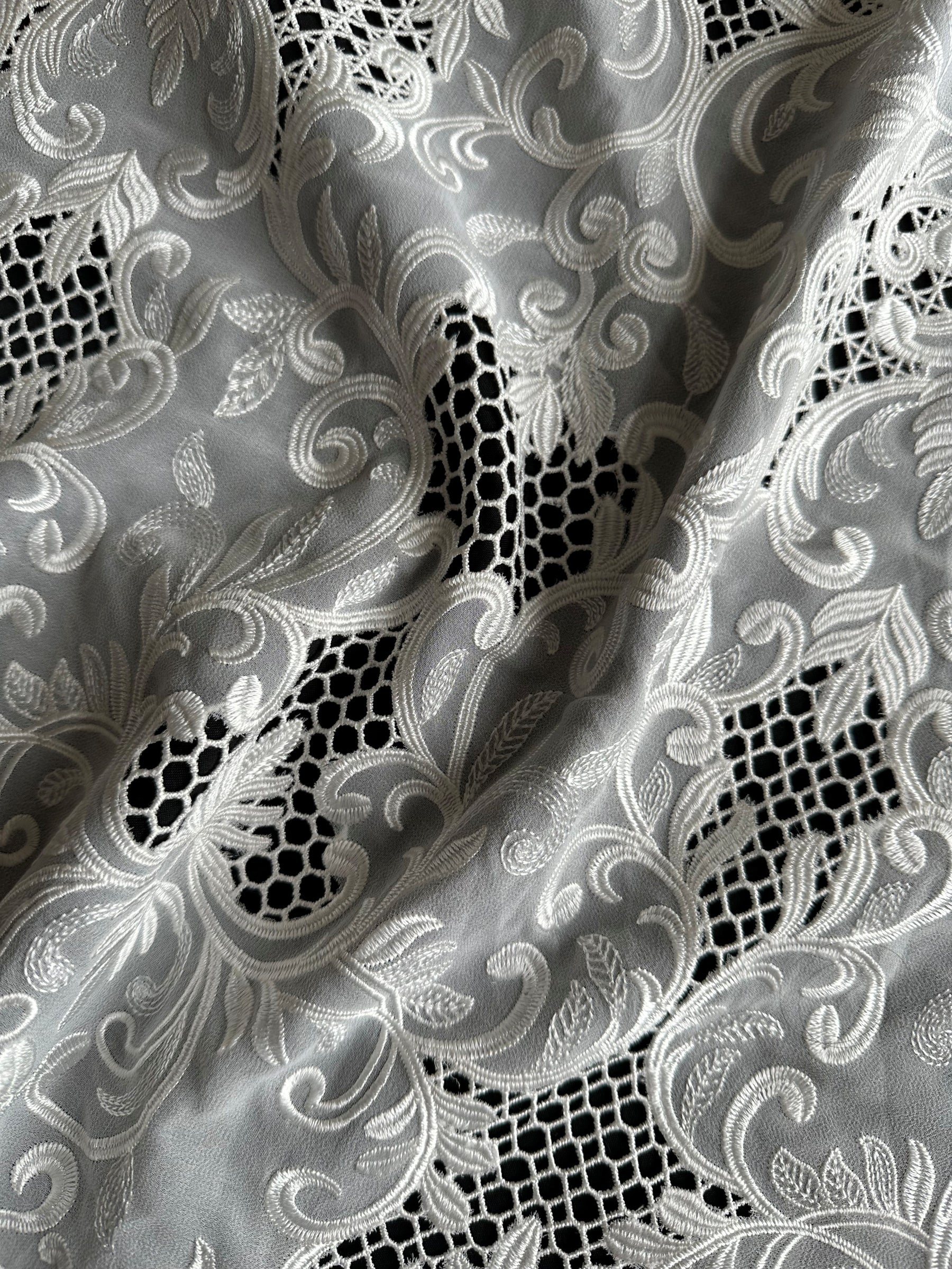 Elfenbeinfarbener, bestickter Georgette - EB6003