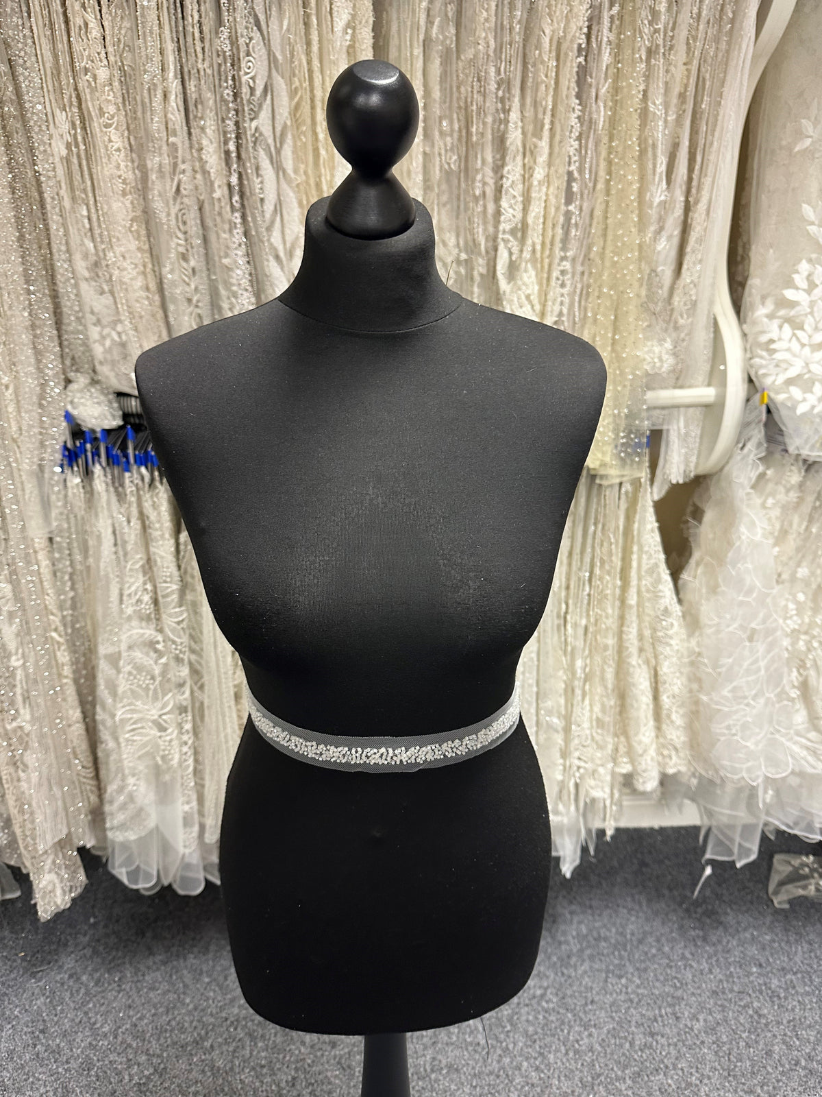 Elfenbeinfarbene, perlenbesetzte Kleiderborte - EH2003