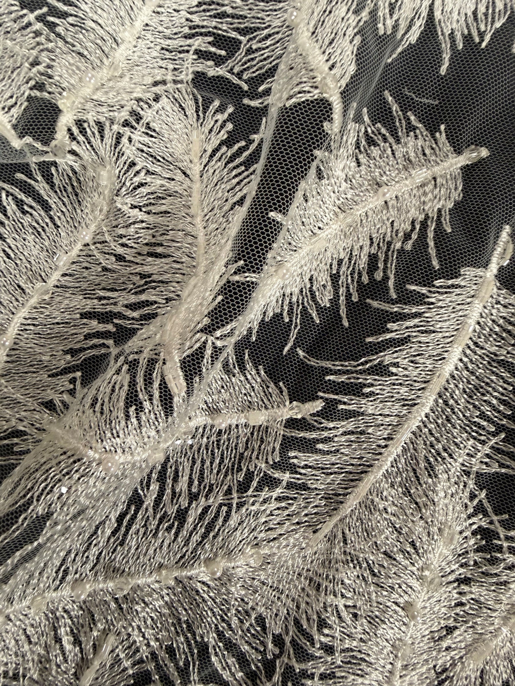 Elfenbeinfarbener, bestickter Perlen-Tüll - EB1043