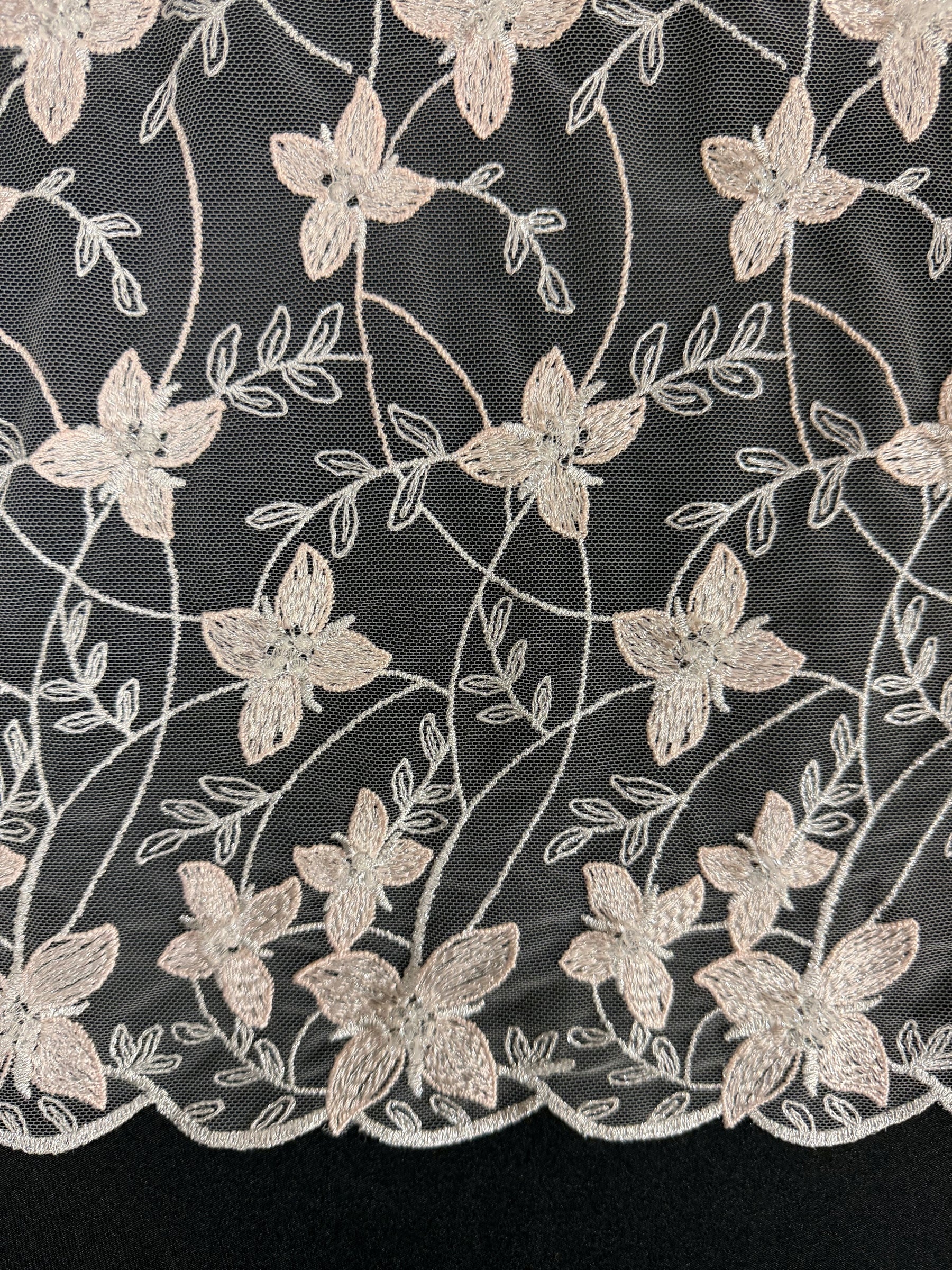 Hellrosa bestickter Tüll mit Perlen - EB1054