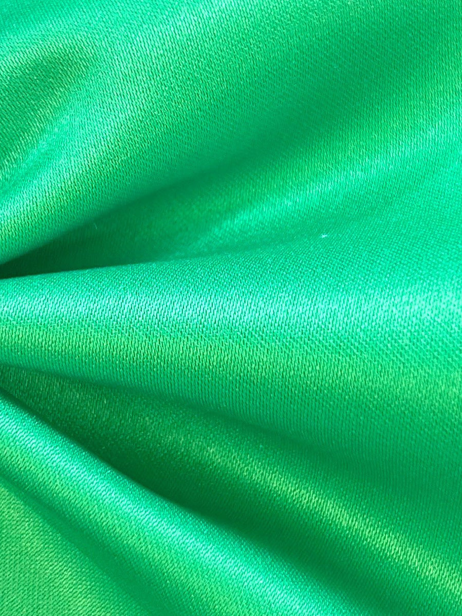 Smaragdgrüner Polyestersatin – majestätisch