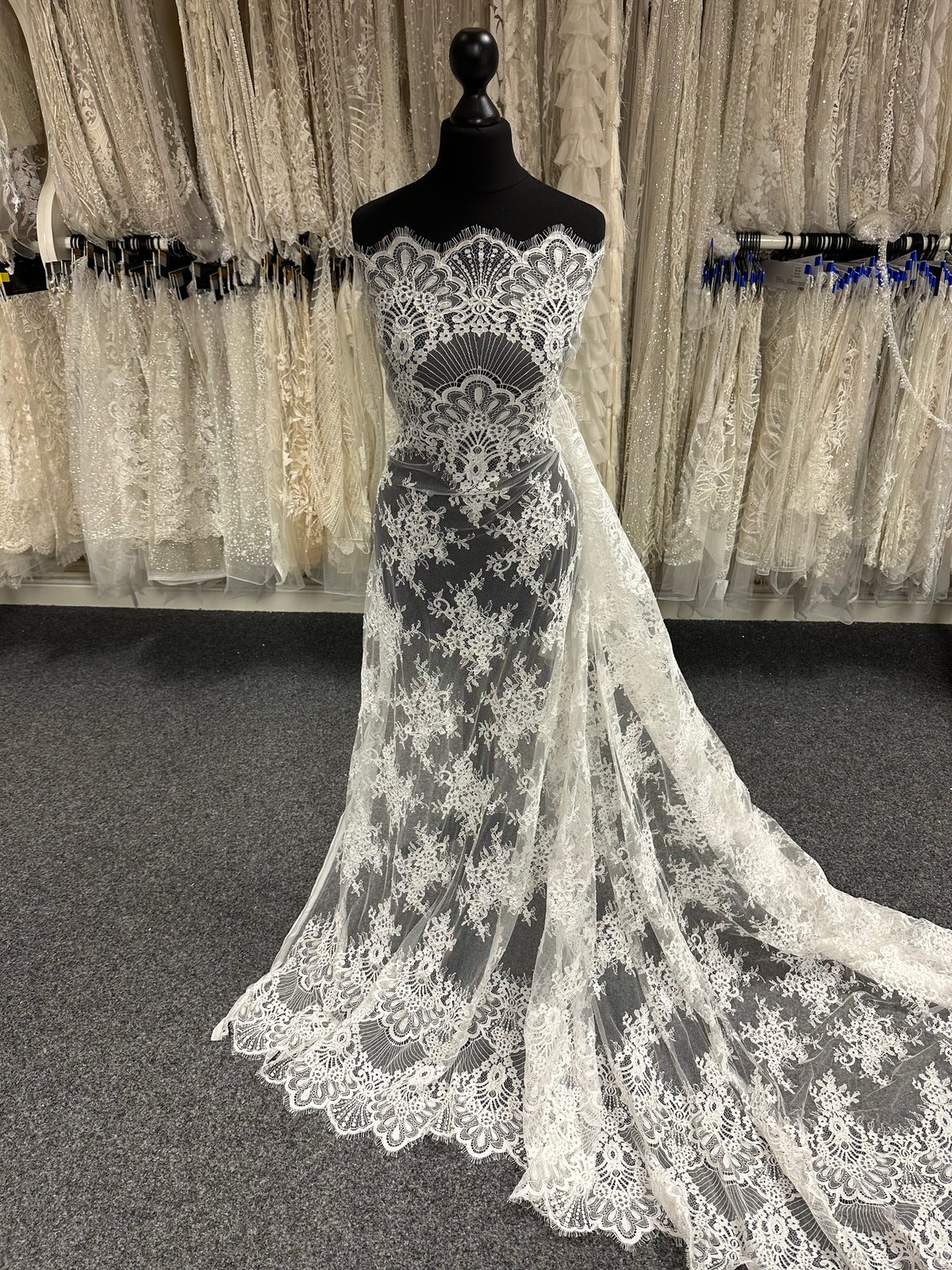 Elfenbeinfarbene Kordelspitze mit Blumenmuster – Faraday