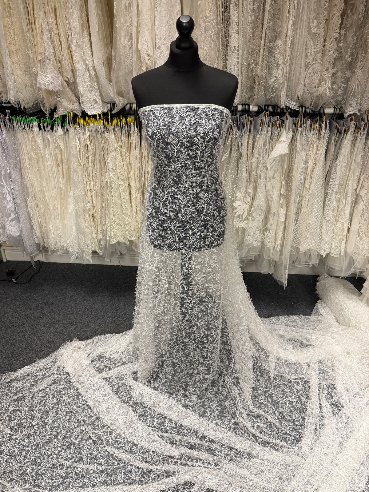 Elfenbeinfarbene Stickspitze - EB5054