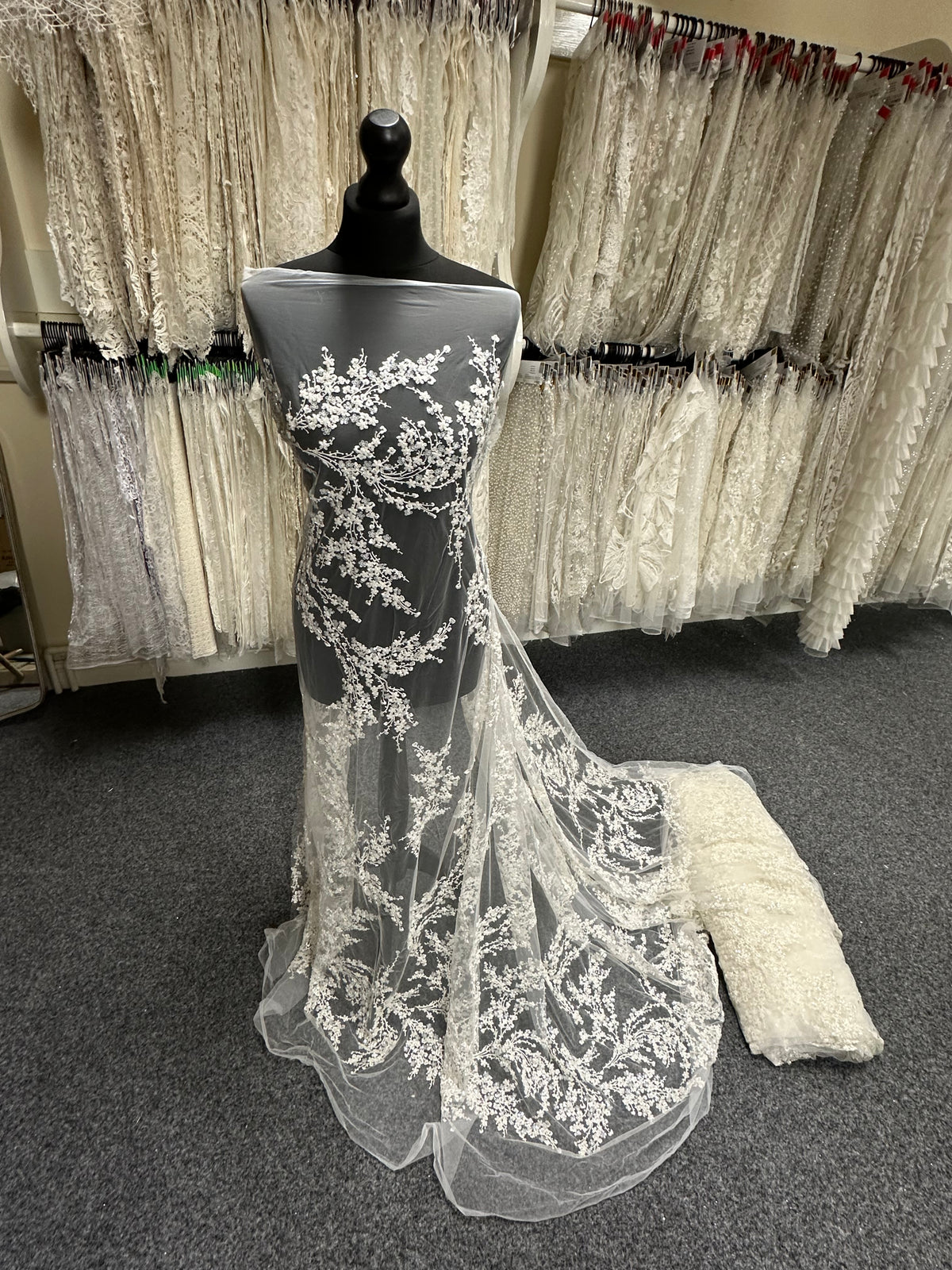 Elfenbeinfarbene, verzierte Stickspitze – Jazz