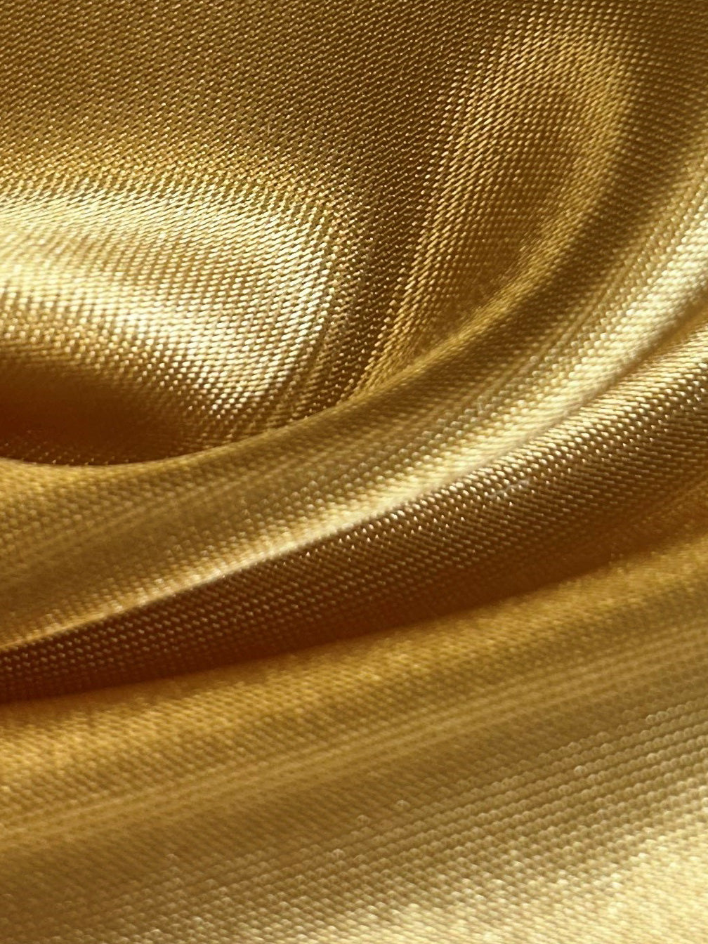 Goldfarbener Polyestersatin – Ascot