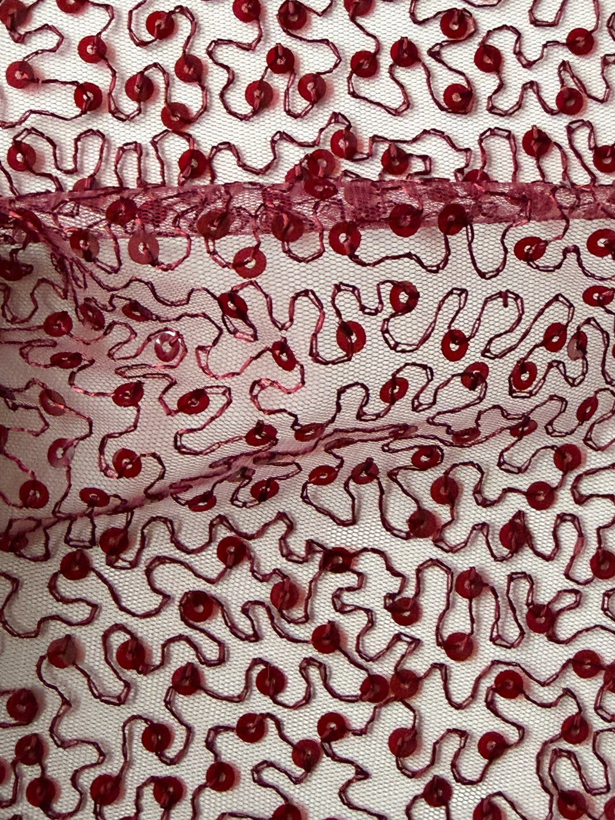 Weinroter Pailletten-Tüll mit Stickerei – EB3001