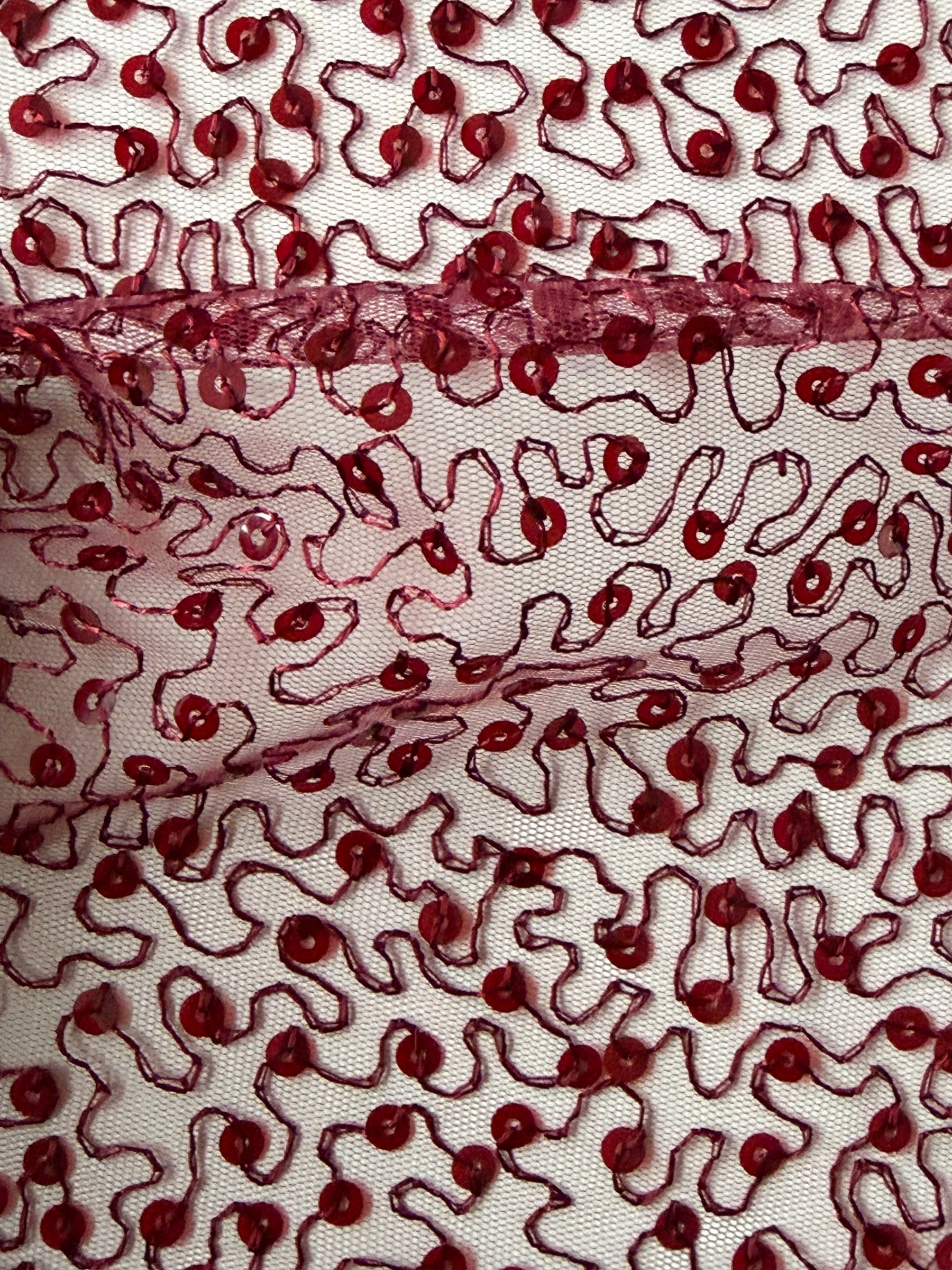 Weinroter Pailletten-Tüll mit Stickerei – EB3001