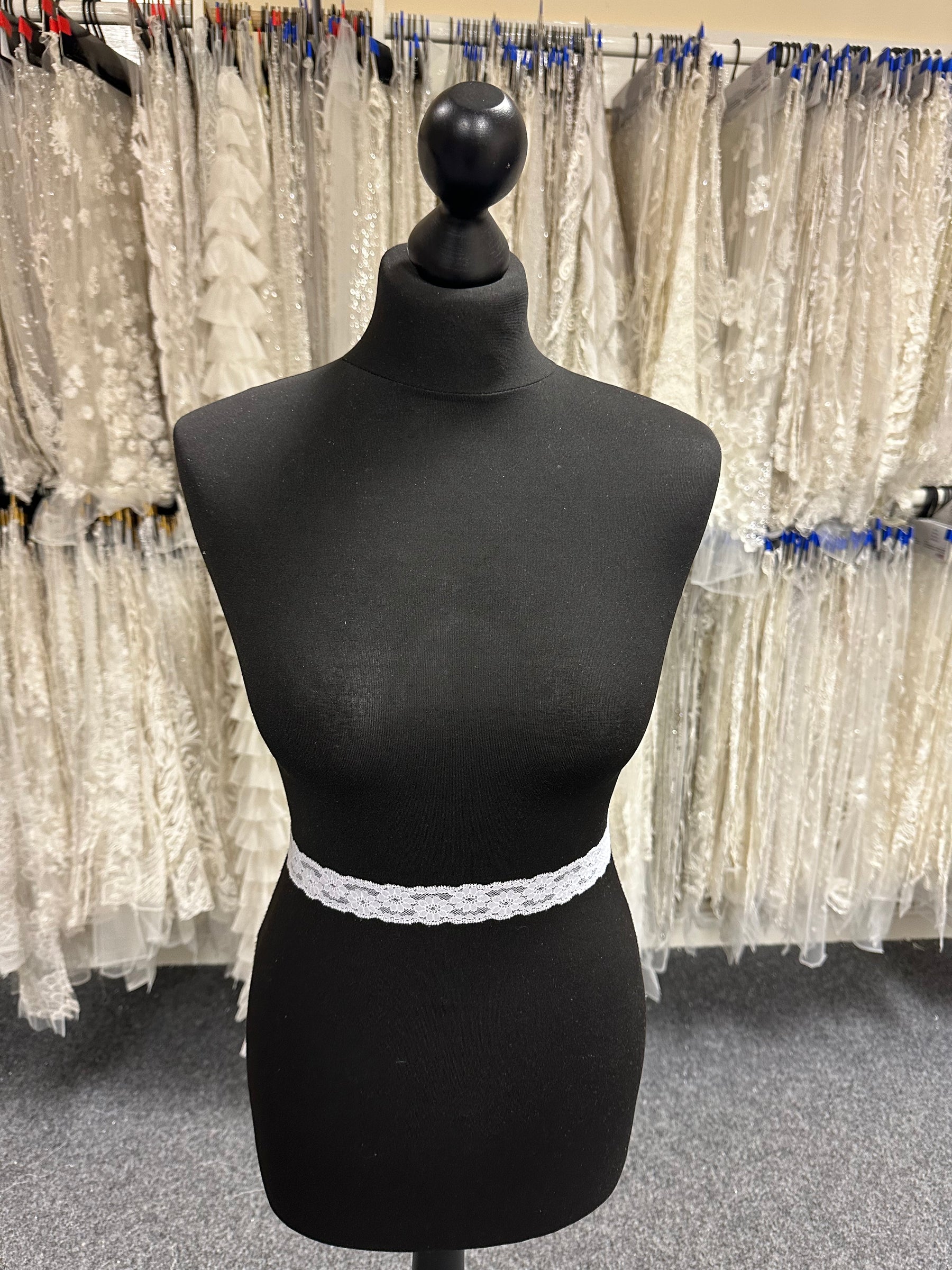 Weißer Spitzenbesatz - T 738 (CF)