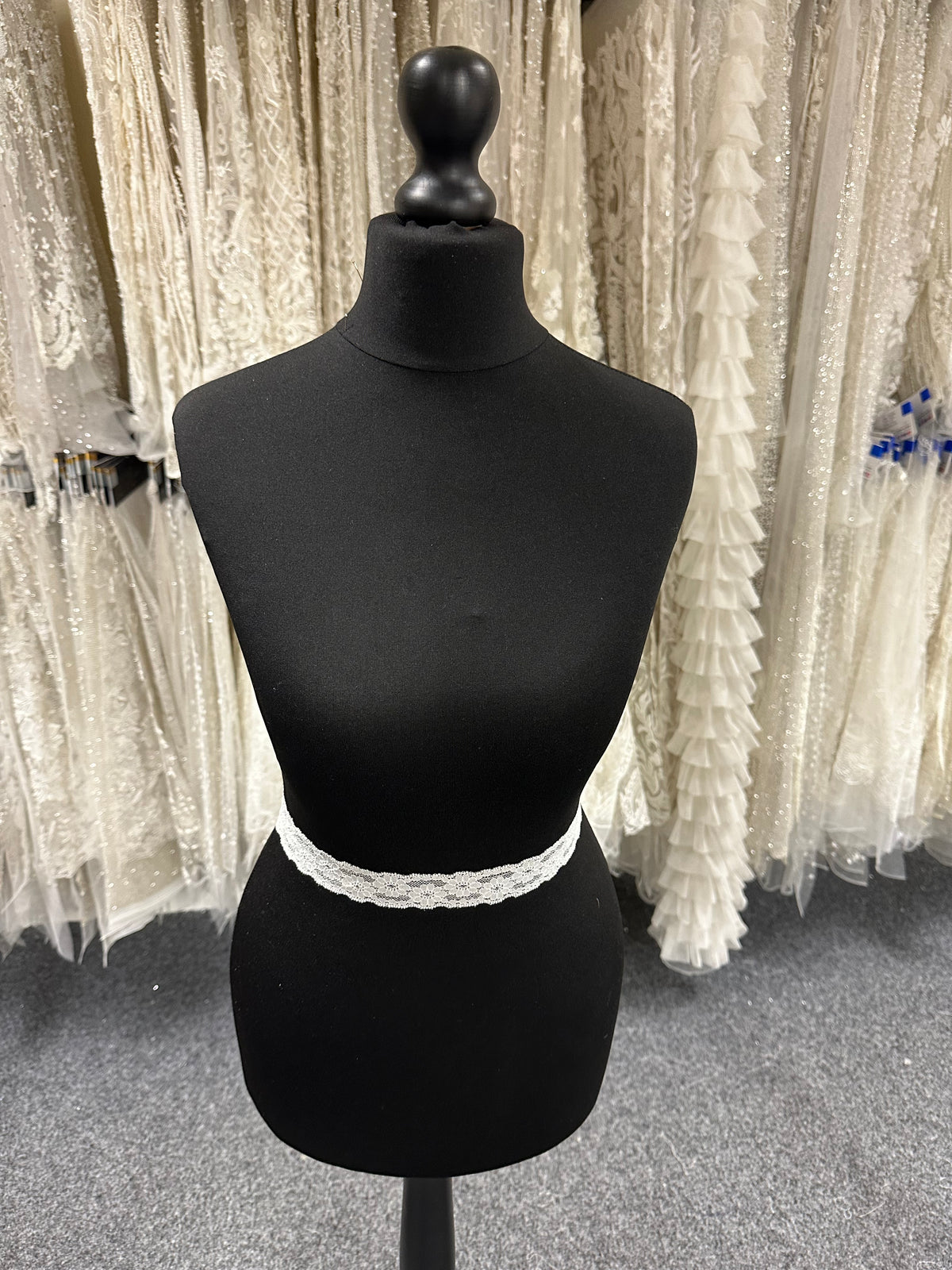 Weißer Spitzenbesatz - T 738 (CF)