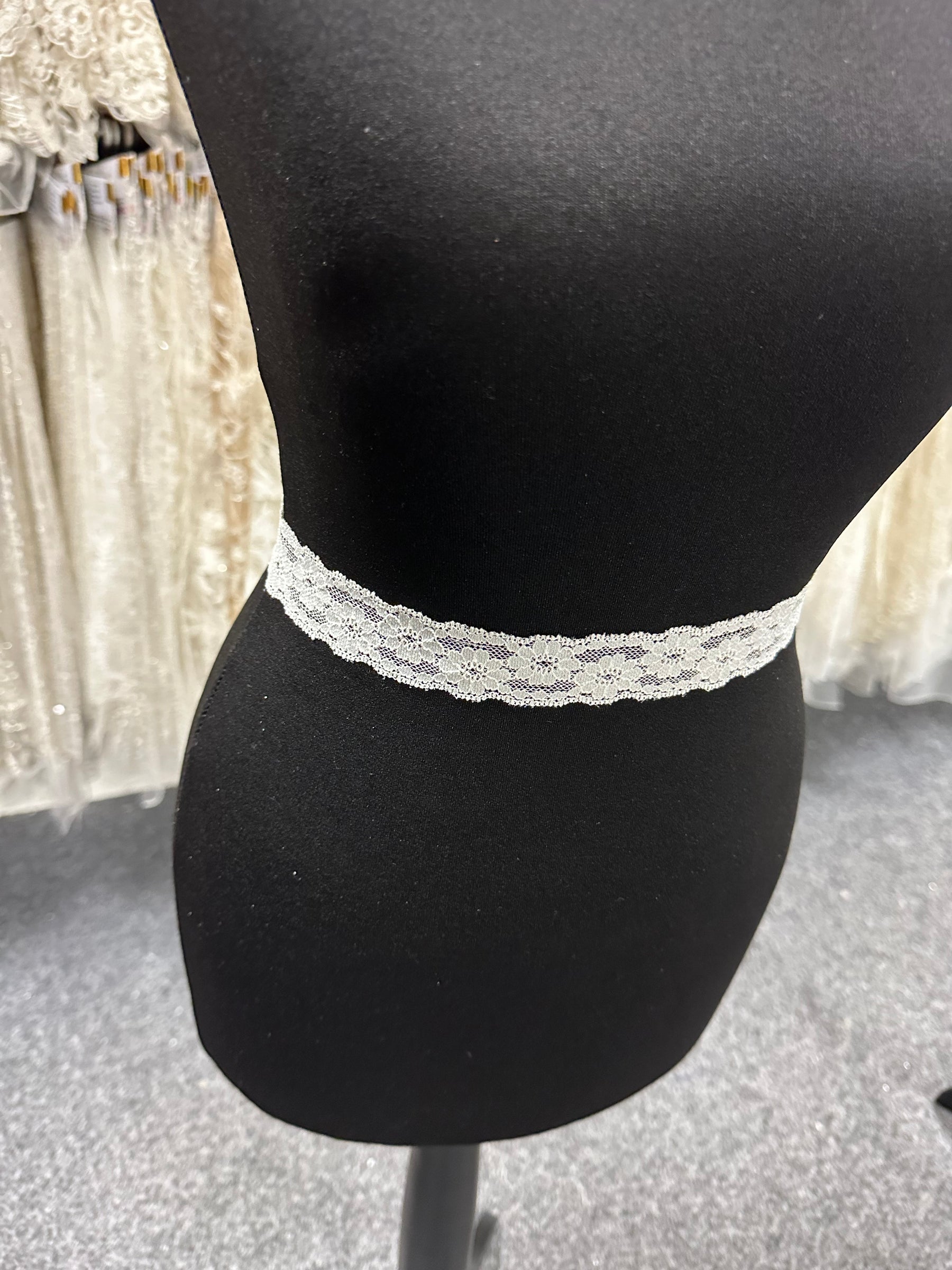 Weißer Spitzenbesatz - T 738 (CF)