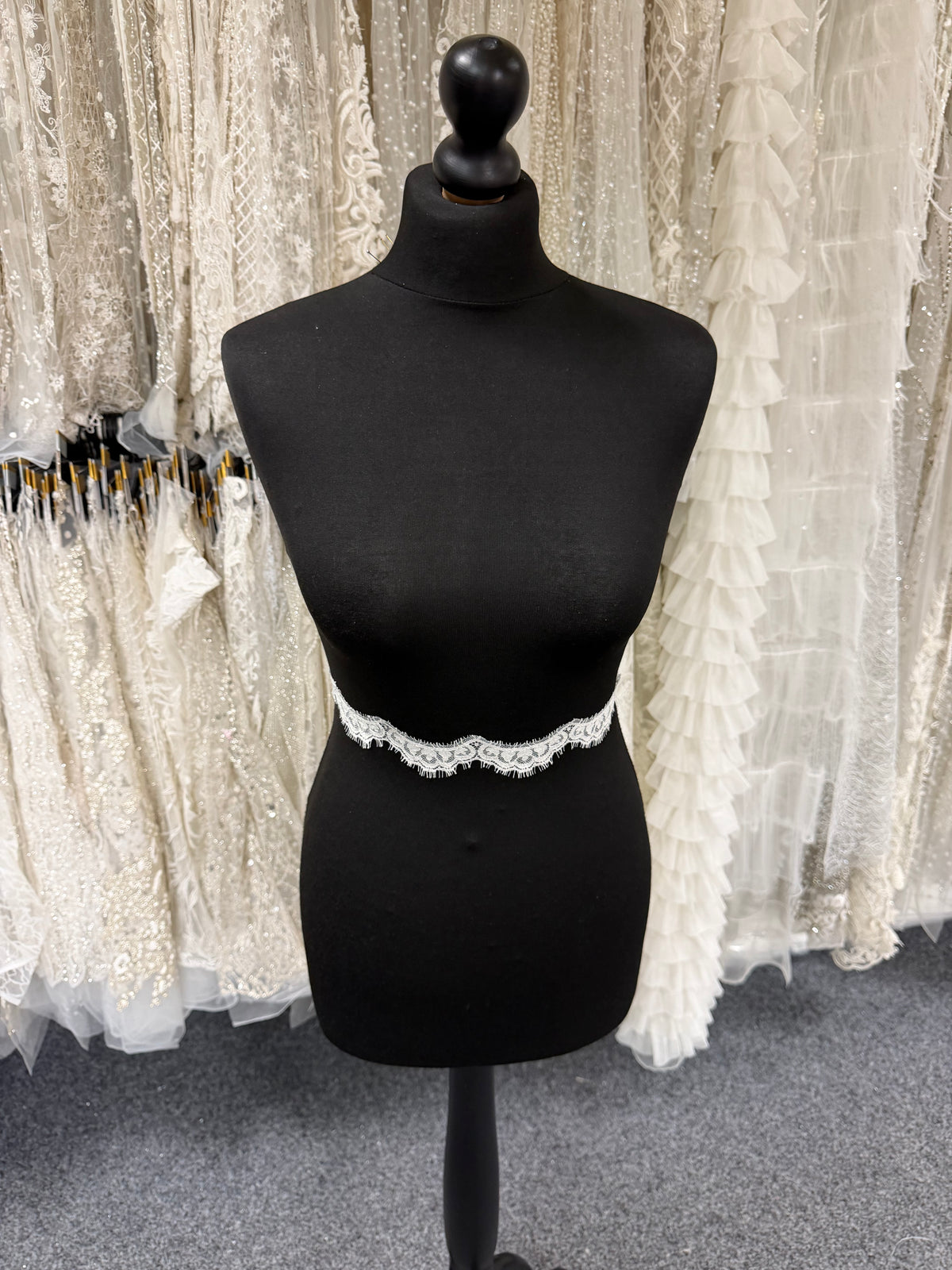 Elfenbeinfarbene Chantilly-Spitzenborte - EE4007