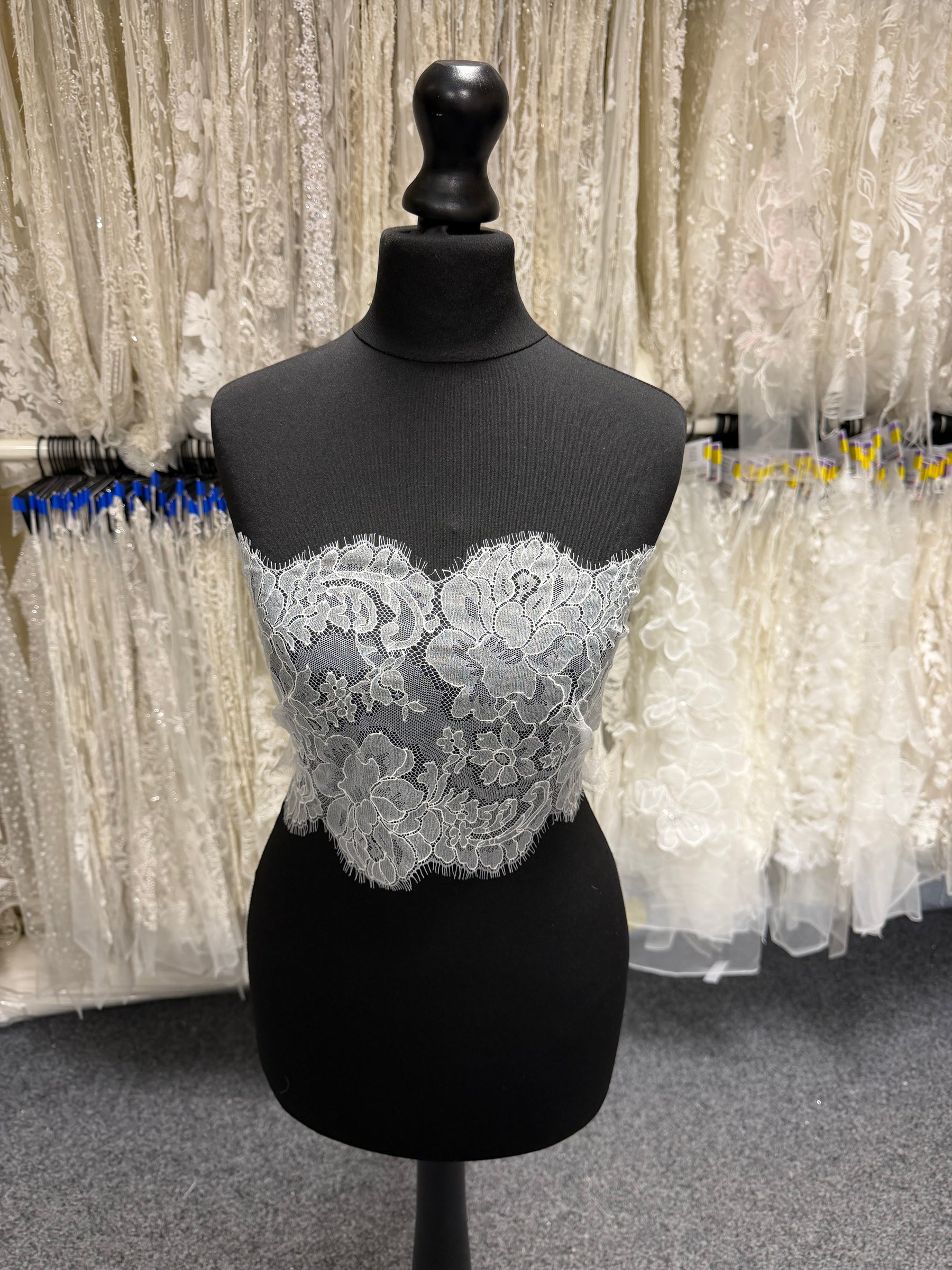 Ivory Chantilly Lace Trim - EE4006