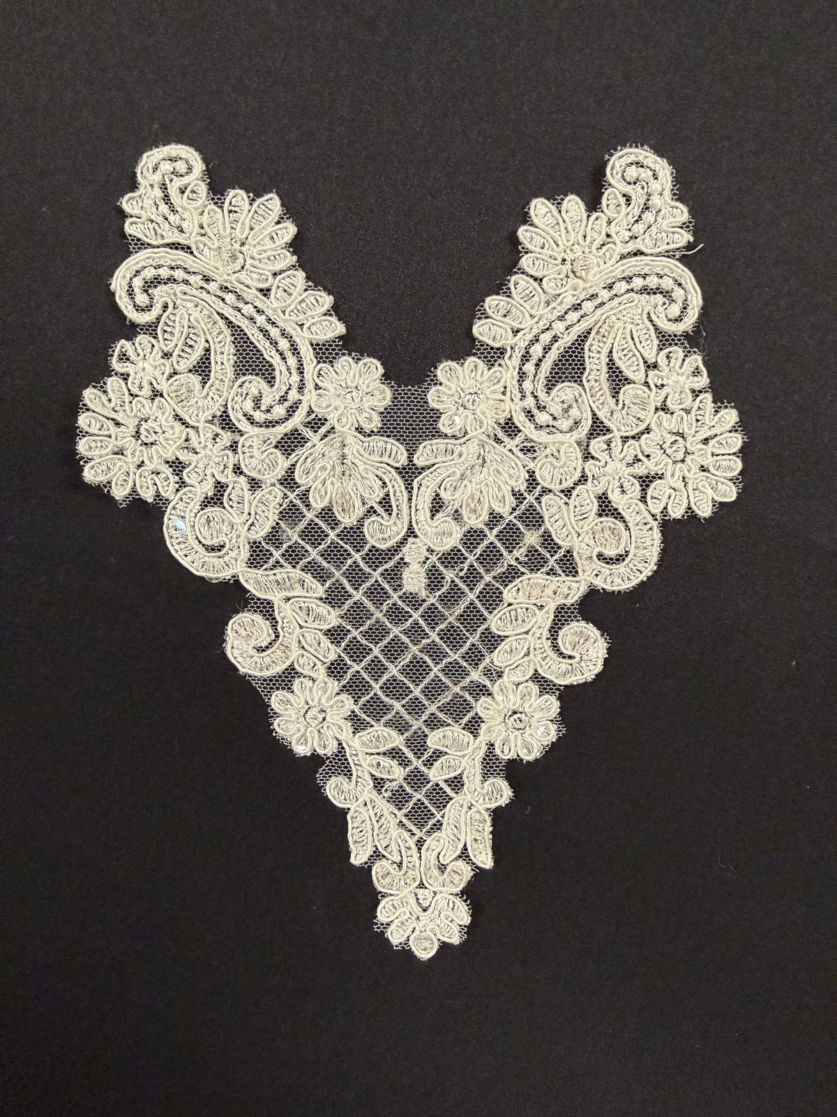 Elfenbeinfarbene Paillettenapplikation – T897