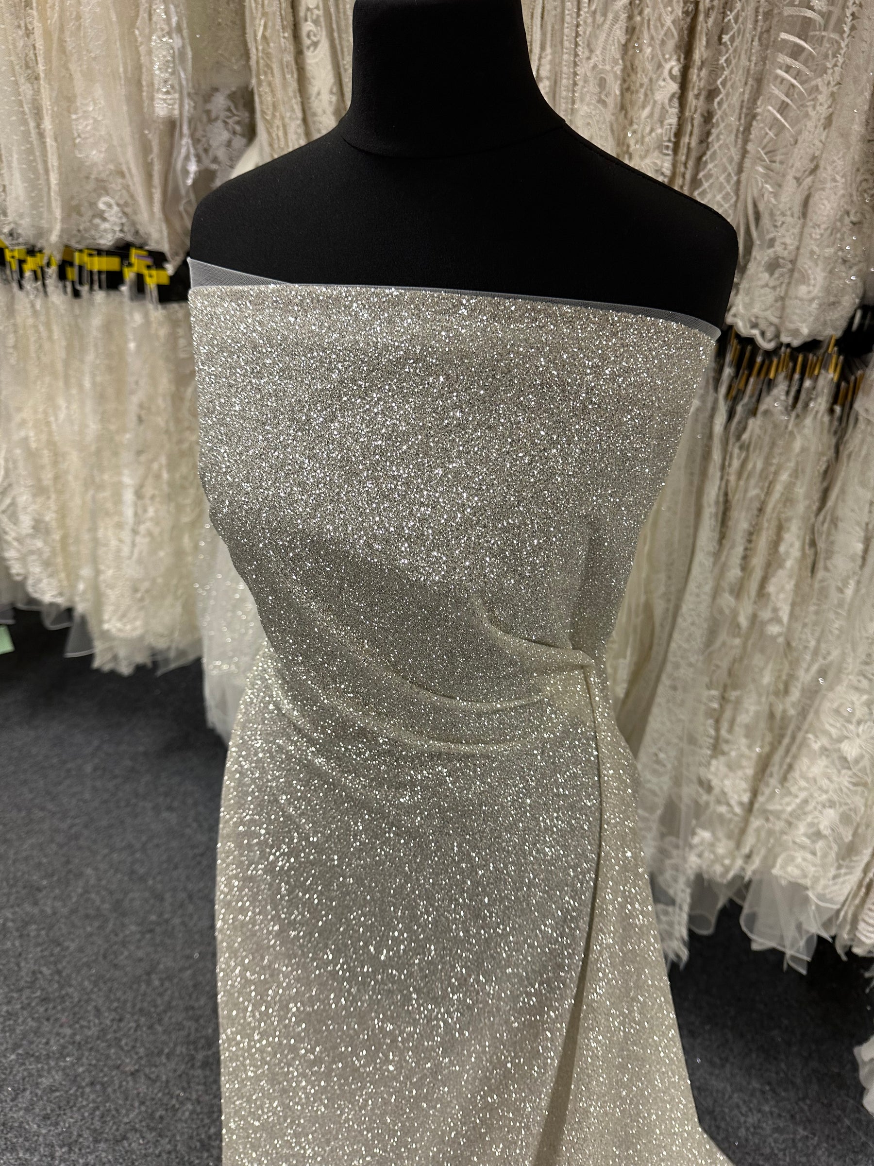 Elfenbeinfarbener Glitzertüll – Lax