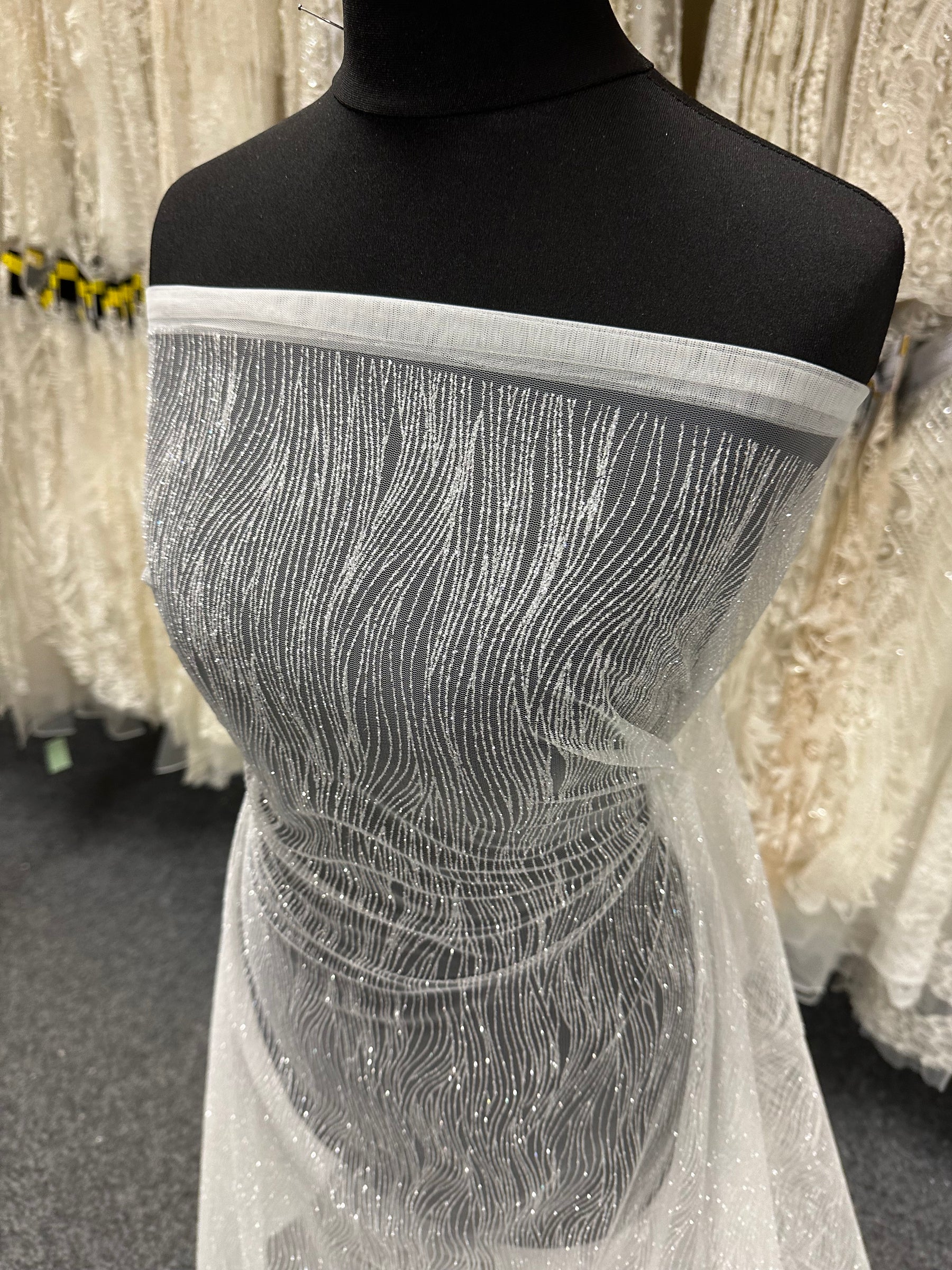 Elfenbeinfarbener Glitzertüll - Wellenmuster (CF)