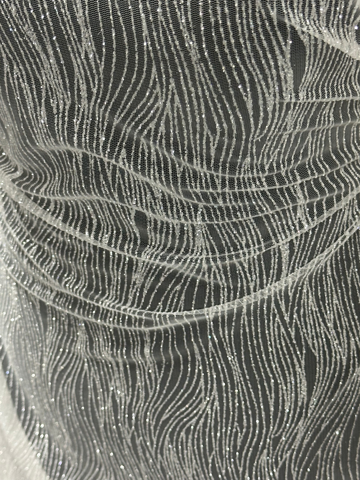 Elfenbeinfarbener Glitzertüll - Wellenmuster (CF)