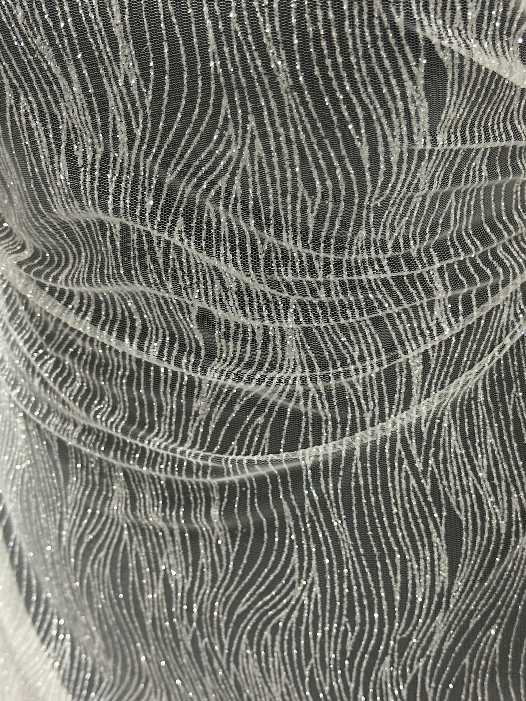 Elfenbeinfarbener Glitzertüll - Wellenmuster (CF)