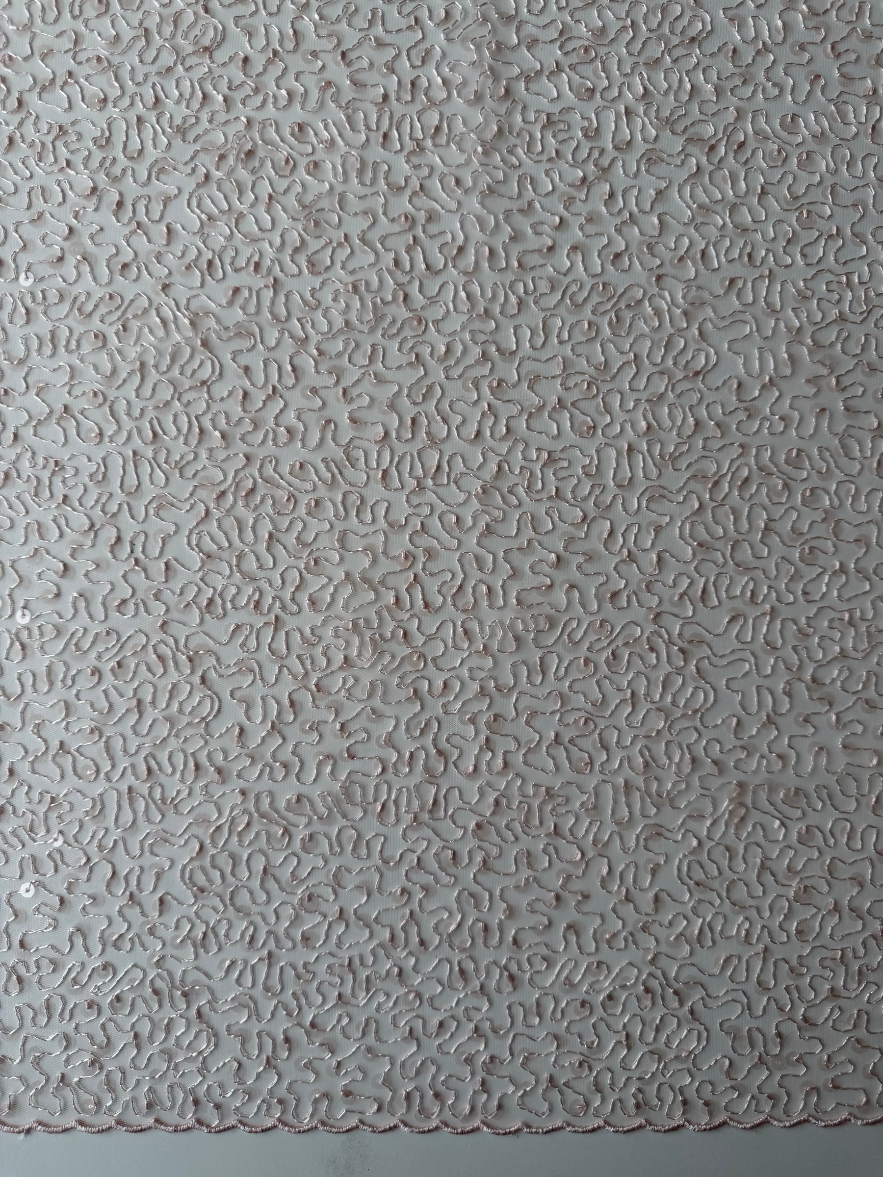 Antikrosenbestickter Paillettentüll – EB3001