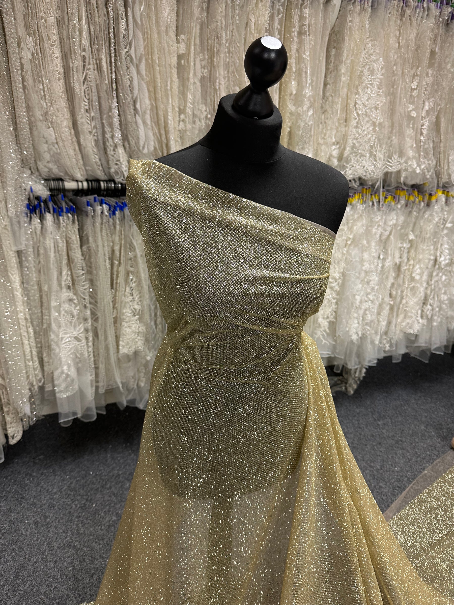 Schwarzer Glitzertüll - Glänzend