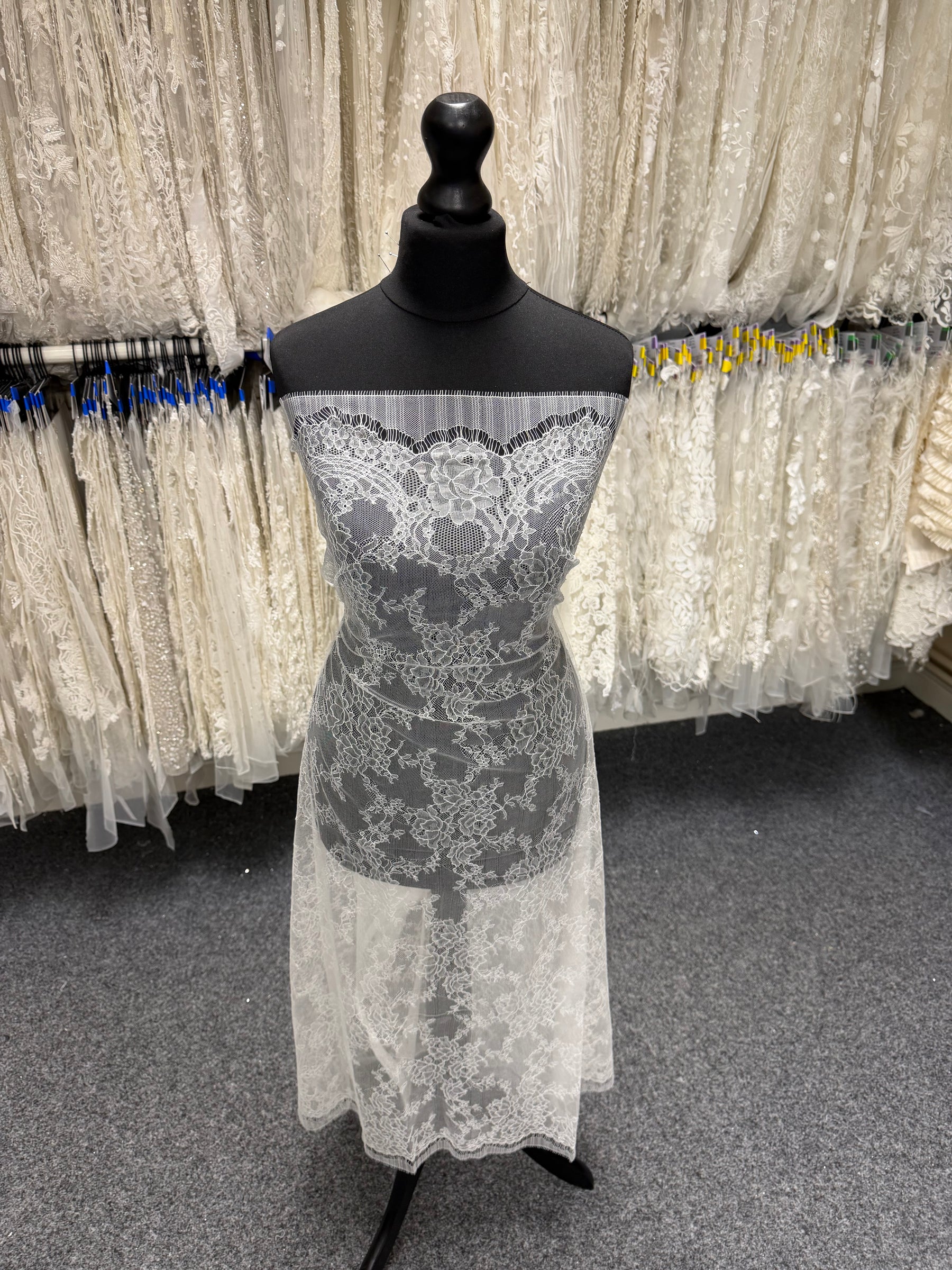 Ivory Chantilly Lace - P725