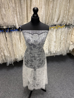 Ivory Chantilly Lace - P725