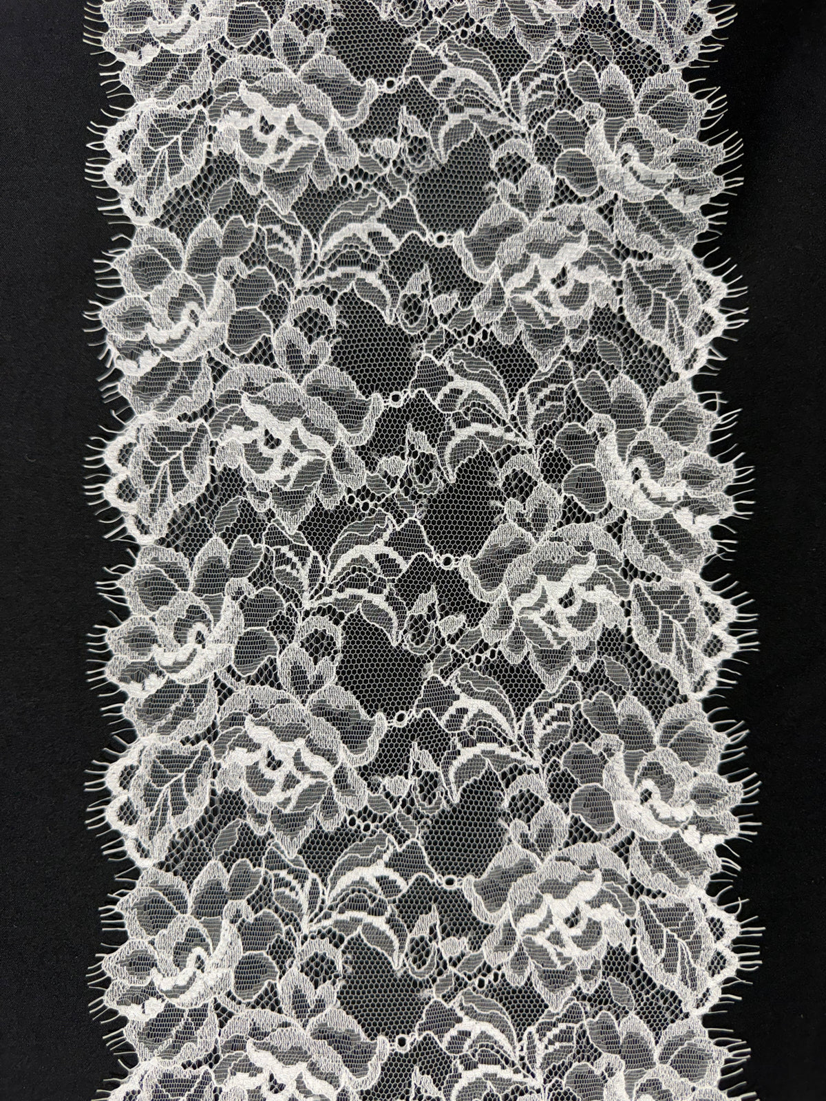 Elfenbeinfarbene Spitzenborte - T380