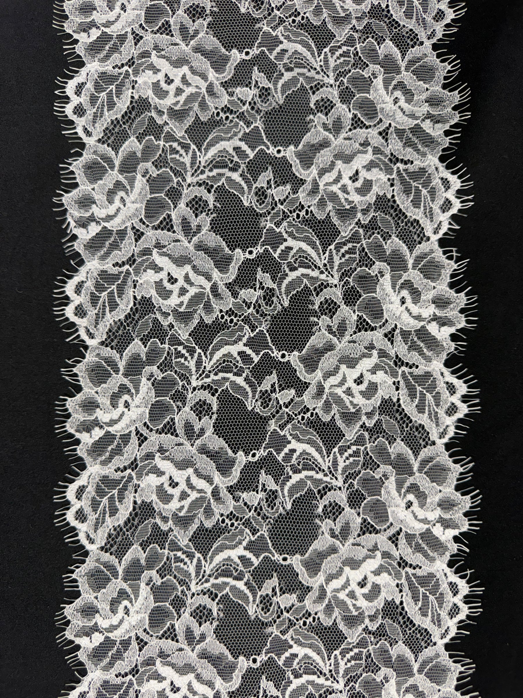 Elfenbeinfarbene Spitzenborte - T380
