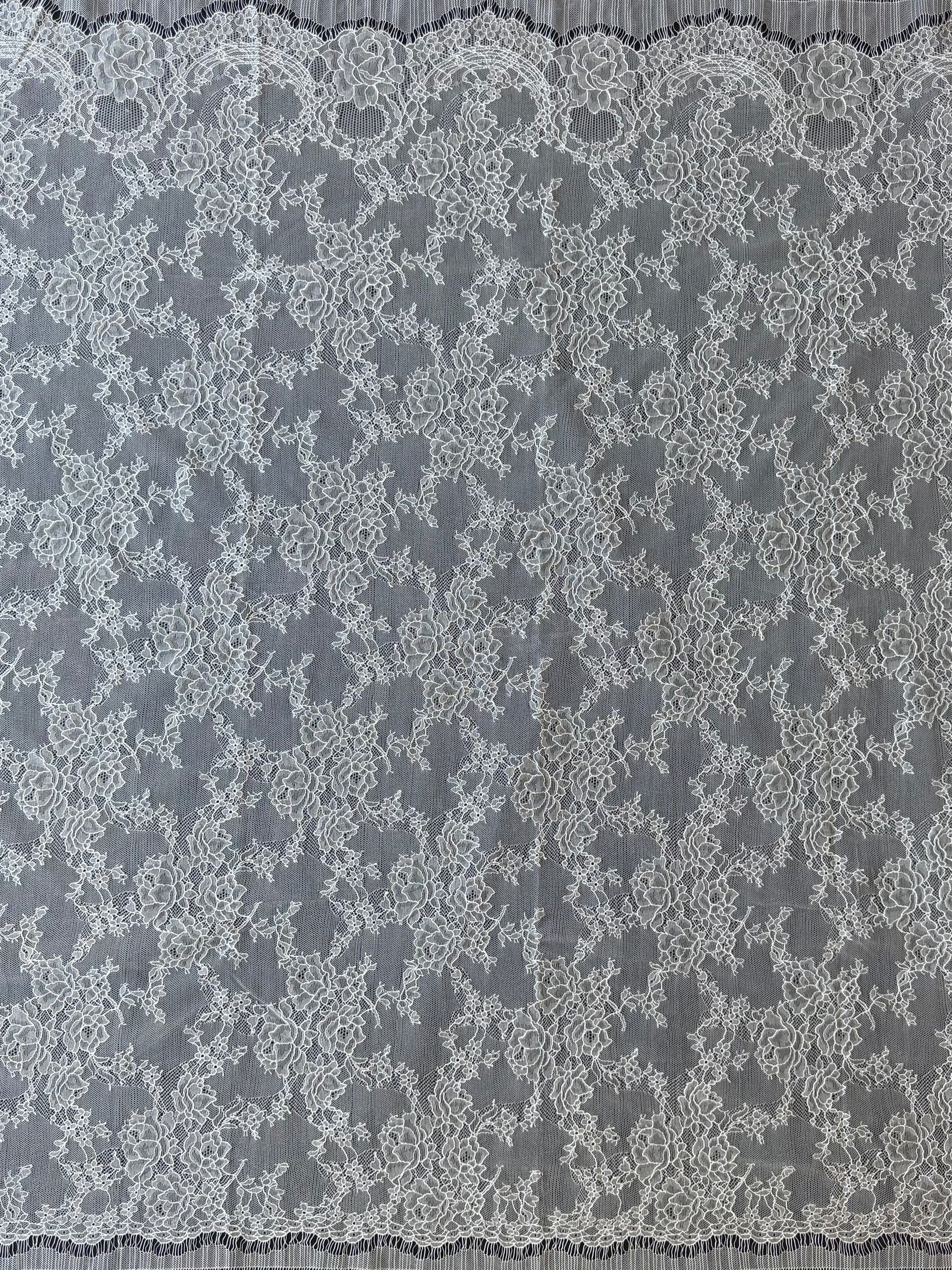 Ivory Chantilly Lace - P725