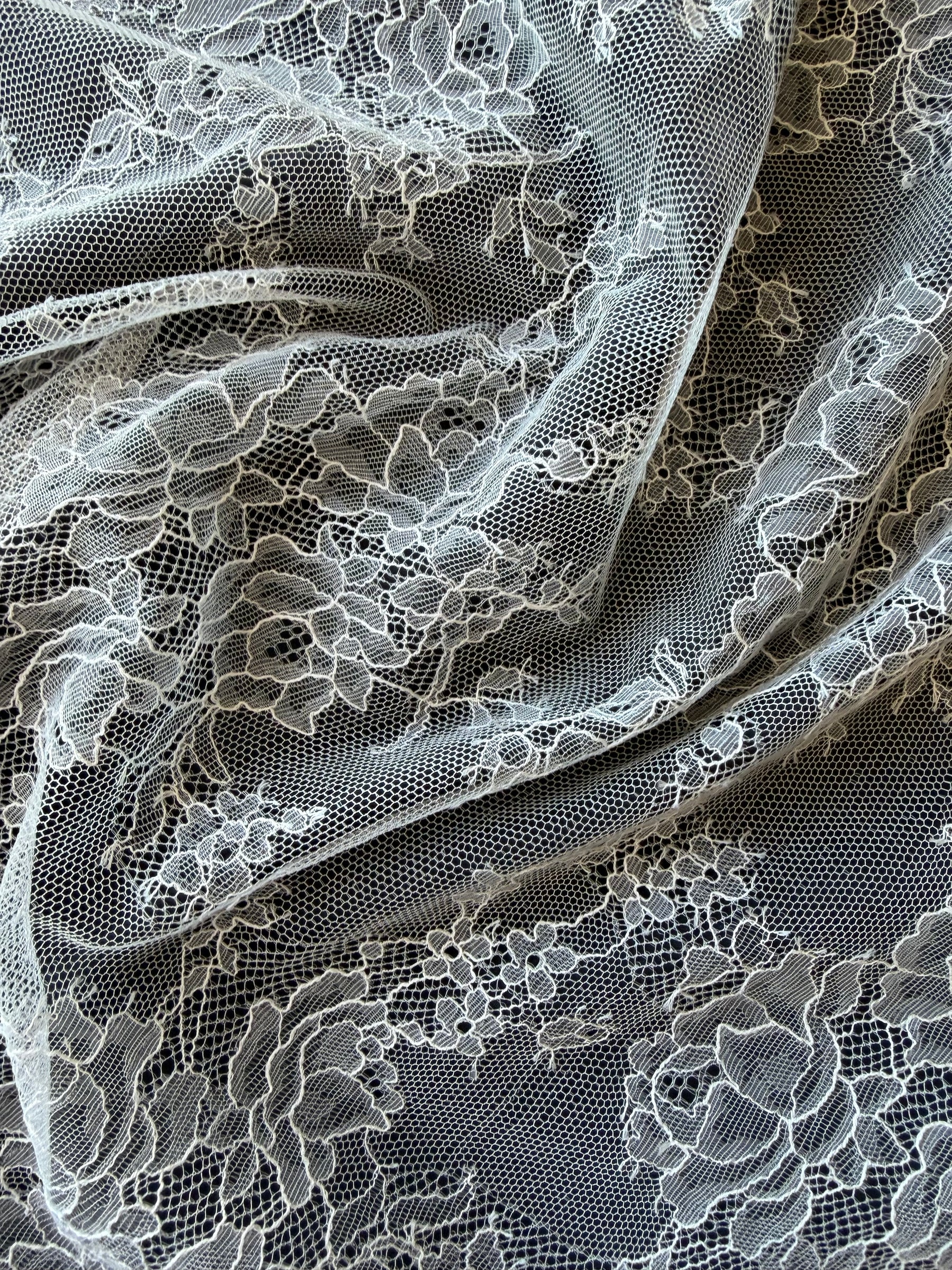 Ivory Chantilly Lace - P725
