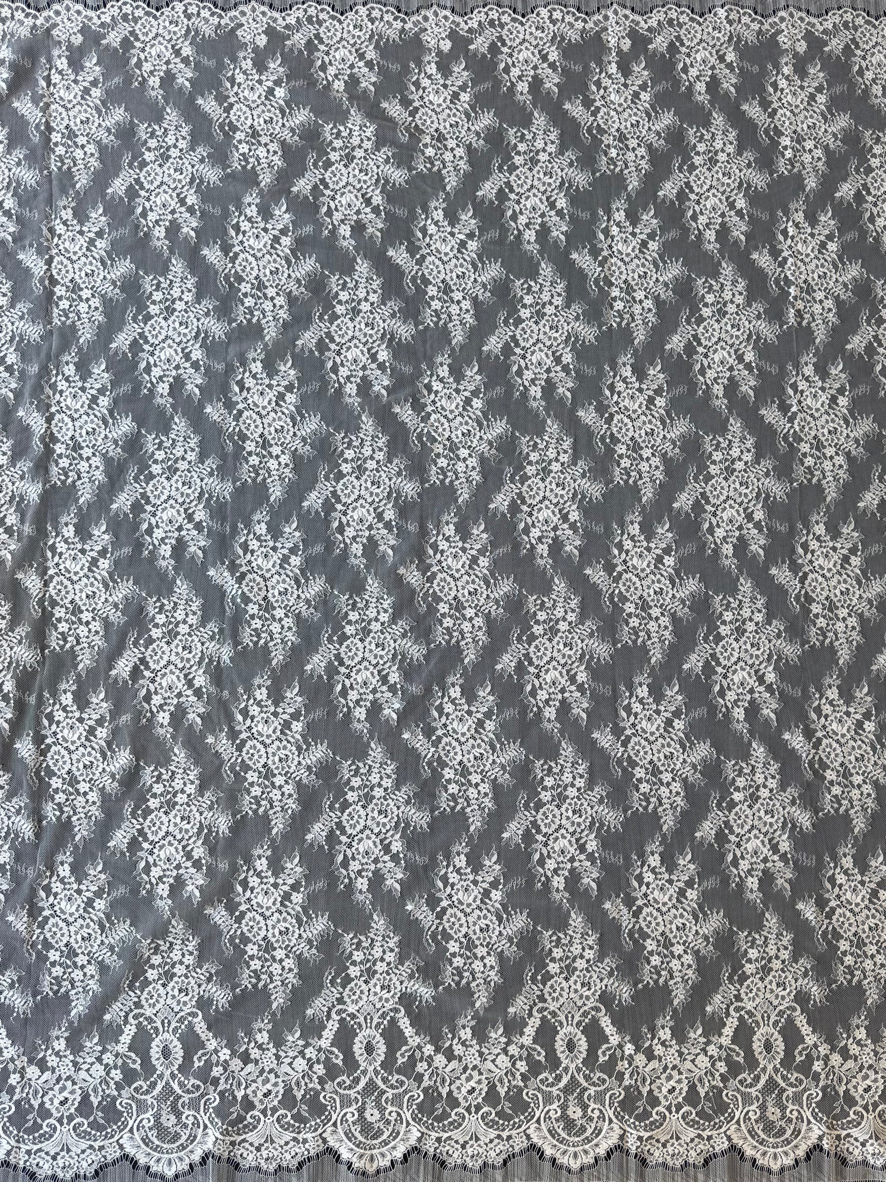 Elfenbeinfarbene Chantilly-Spitze - P729