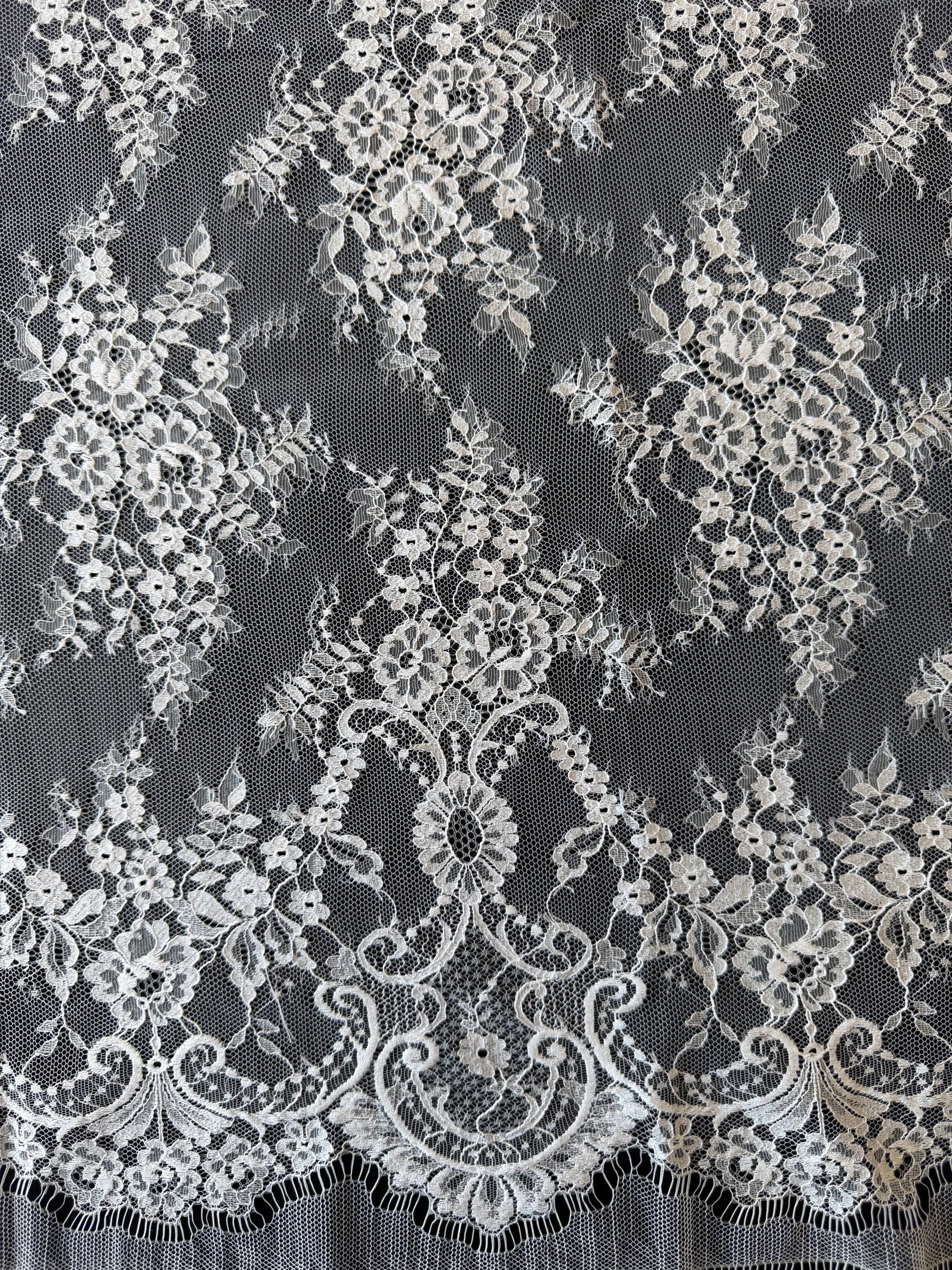 Elfenbeinfarbene Chantilly-Spitze - P729