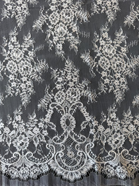 Elfenbeinfarbene Chantilly-Spitze - P729