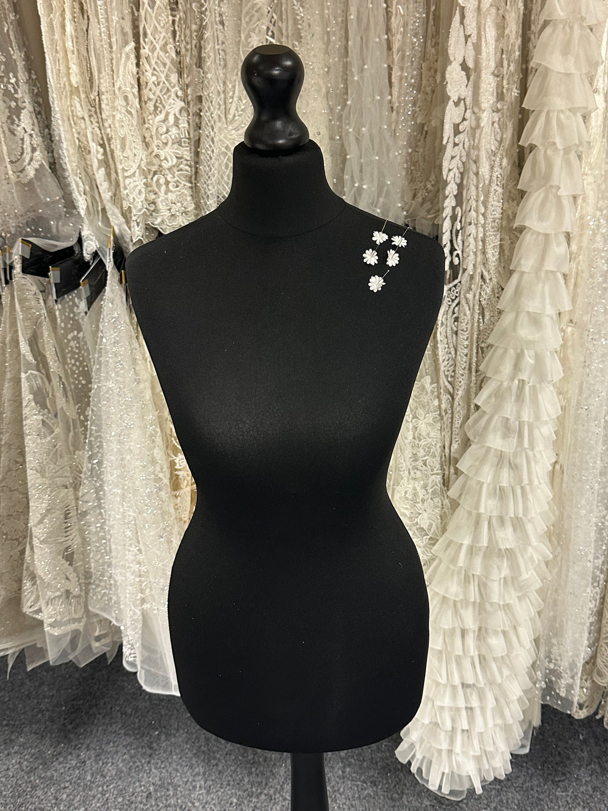 Elfenbeinfarbene Satinblumen - M12 (Beutel mit 144 Stück)