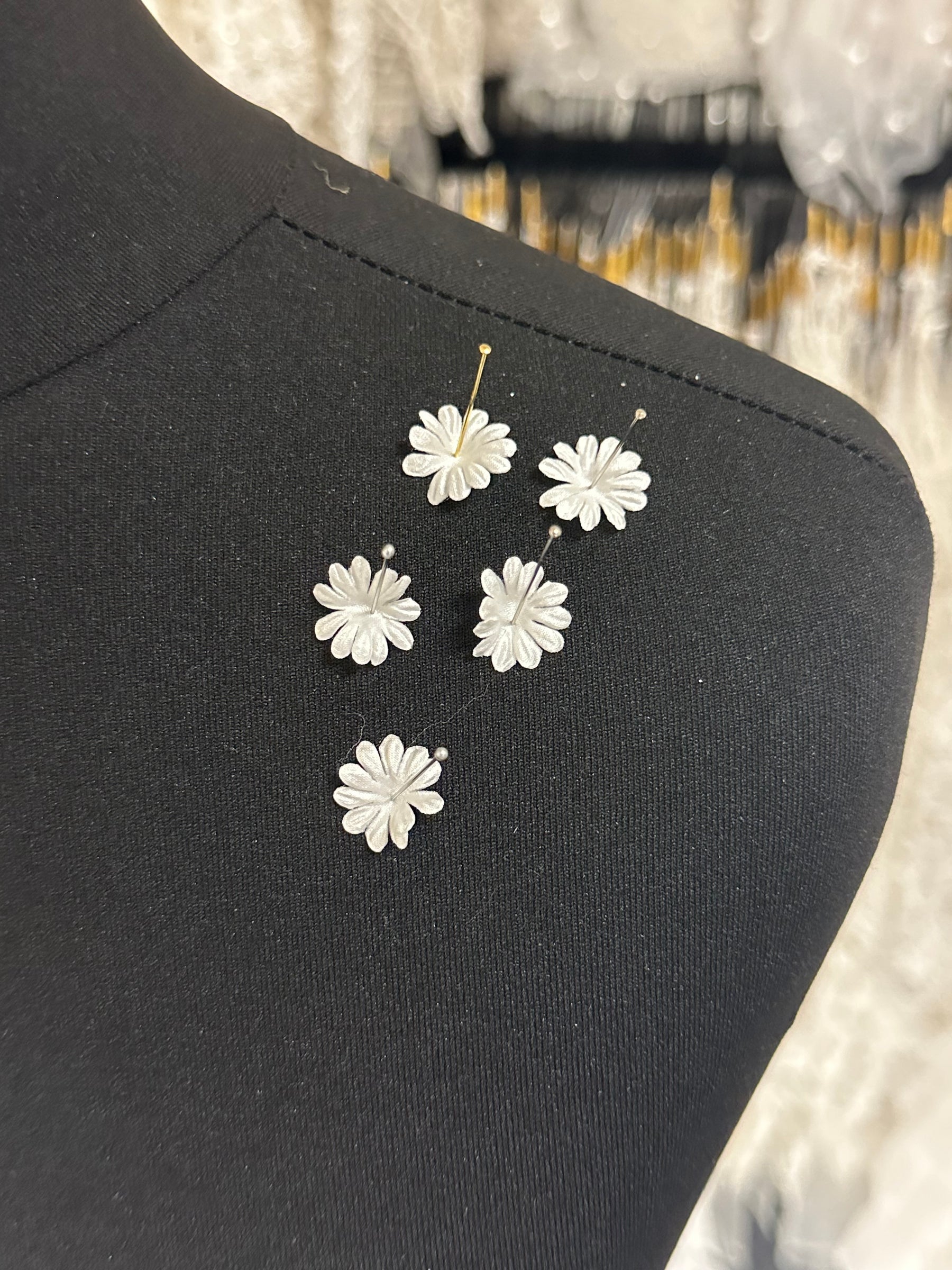 Elfenbeinfarbene Satinblumen - M12 (Beutel mit 144 Stück)