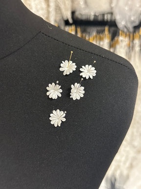 Elfenbeinfarbene Satinblumen - M12 (Beutel mit 144 Stück)