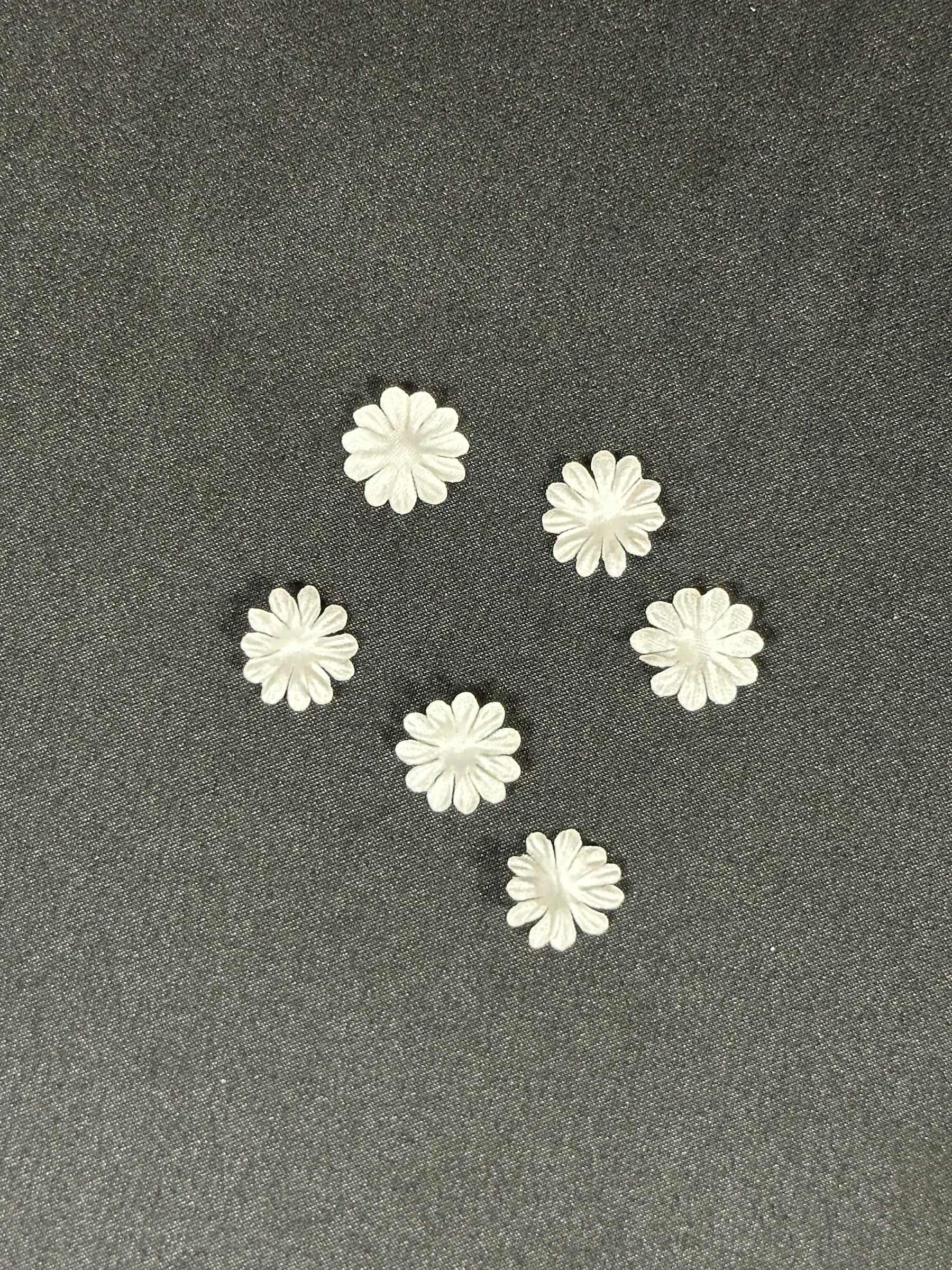 Elfenbeinfarbene Satinblumen - M12 (Beutel mit 144 Stück)