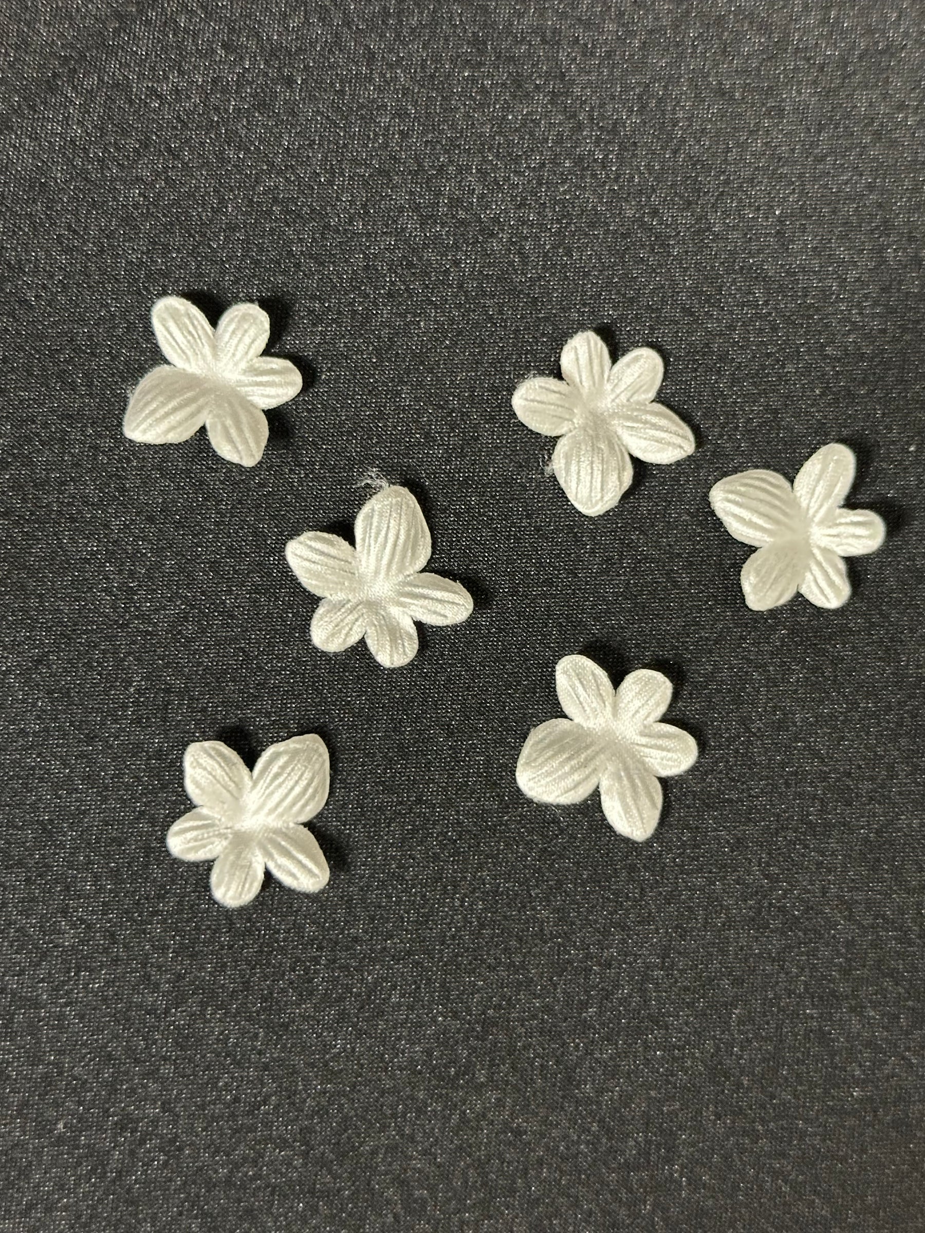 S Ivory Eco Satin Flowers - MM0036 (Beutel mit 144 Stück)