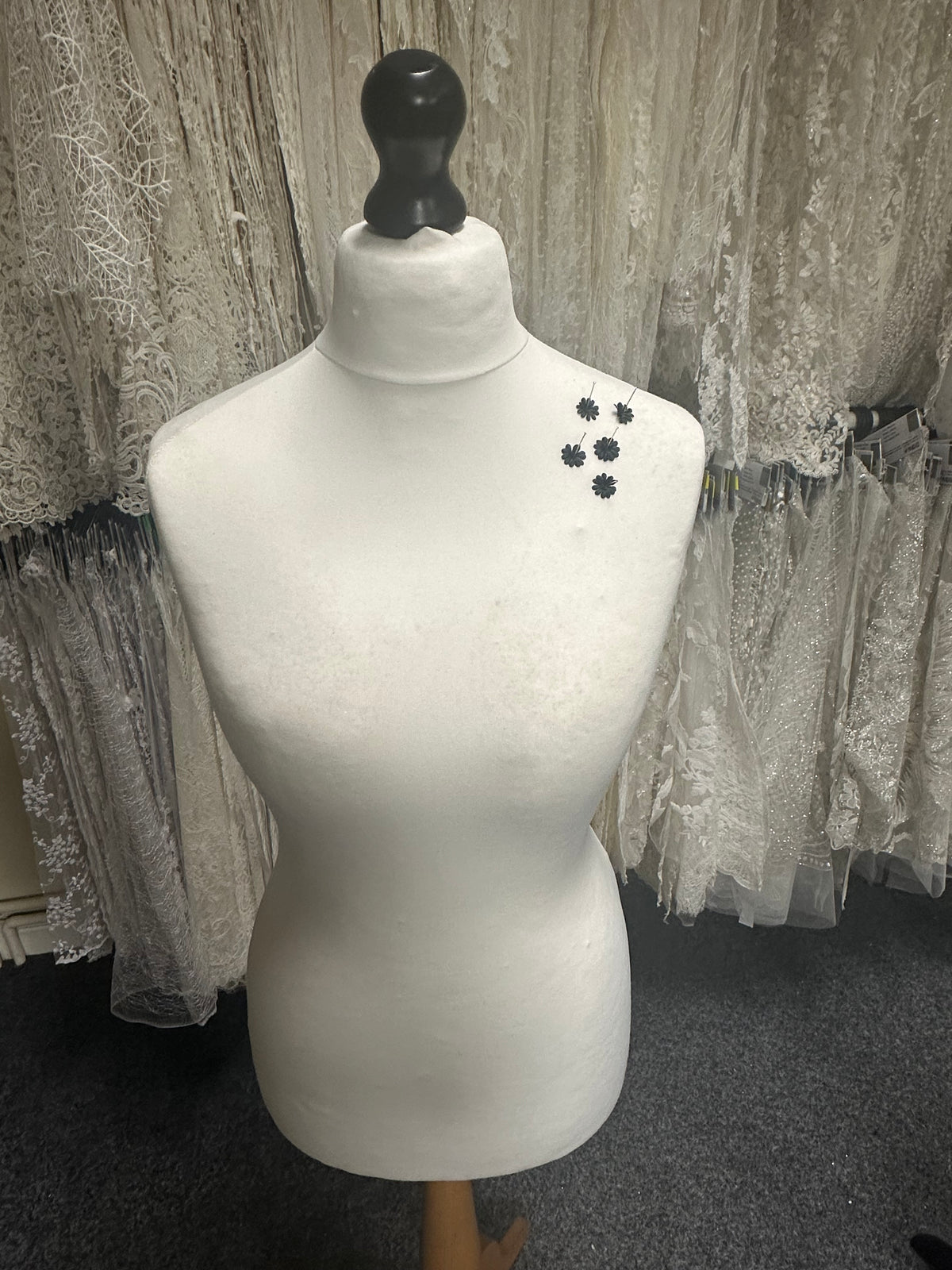 Schwarze Satinblumen - M12 (Beutel mit 144 Stück)