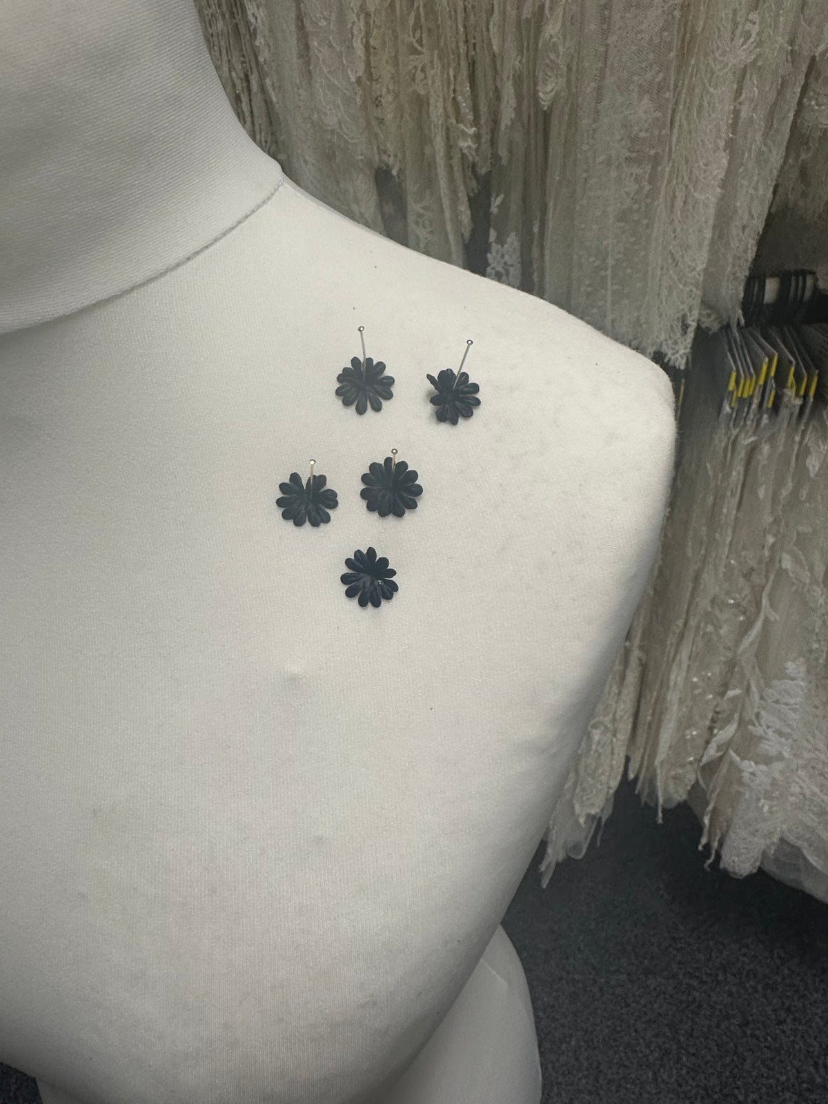 Schwarze Satinblumen - M12 (Beutel mit 144 Stück)