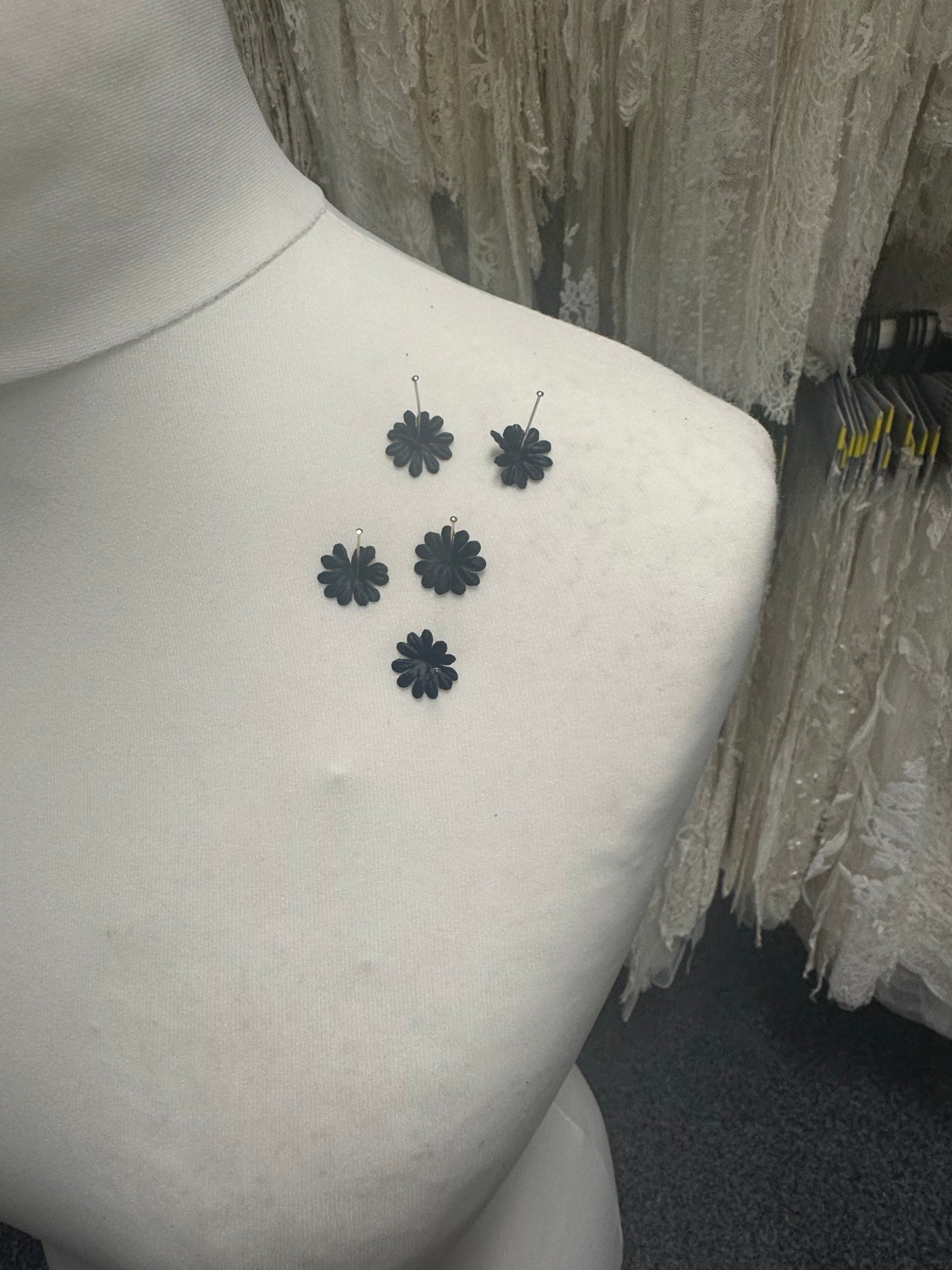 Schwarze Satinblumen - M12 (Beutel mit 144 Stück)