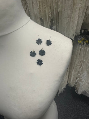 Schwarze Satinblumen - M12 (Beutel mit 144 Stück)