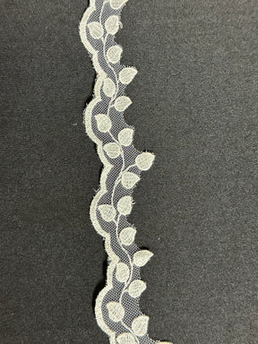 Elfenbeinfarbene, bestickte Blumenspitze - T880