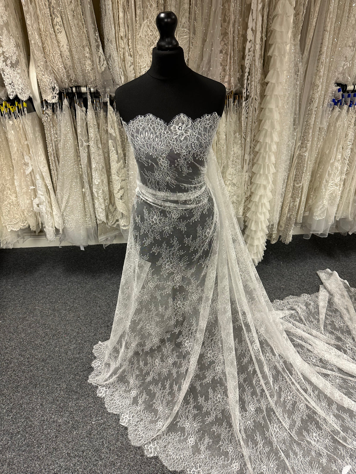 Elfenbeinfarbene Raschelspitze - P223