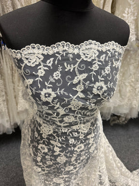 Elfenbeinfarbene Kordelstickerei - P430