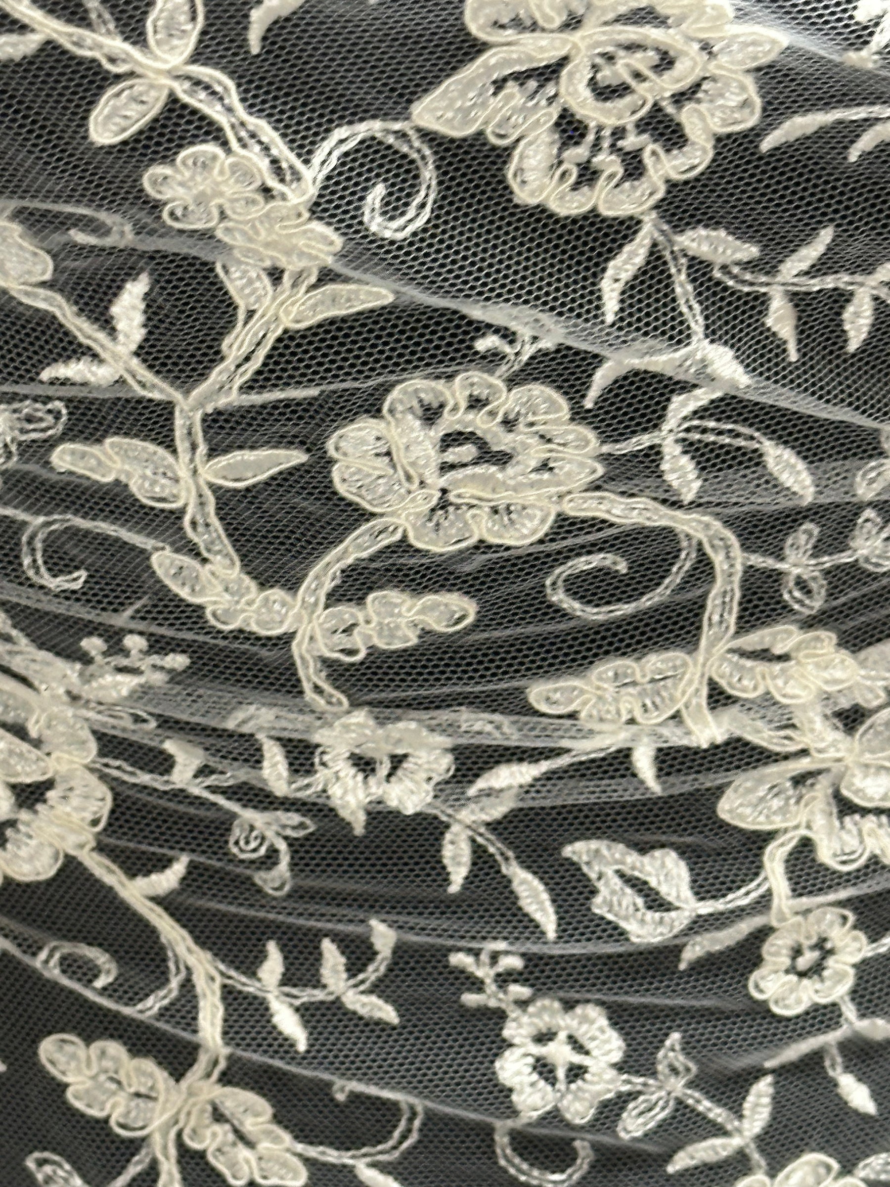 Elfenbeinfarbene Kordelstickerei - P430