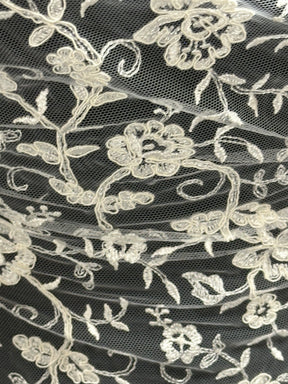 Elfenbeinfarbene Kordelstickerei - P430