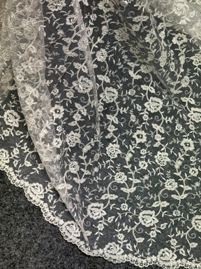 Elfenbeinfarbene Kordelstickerei - P430