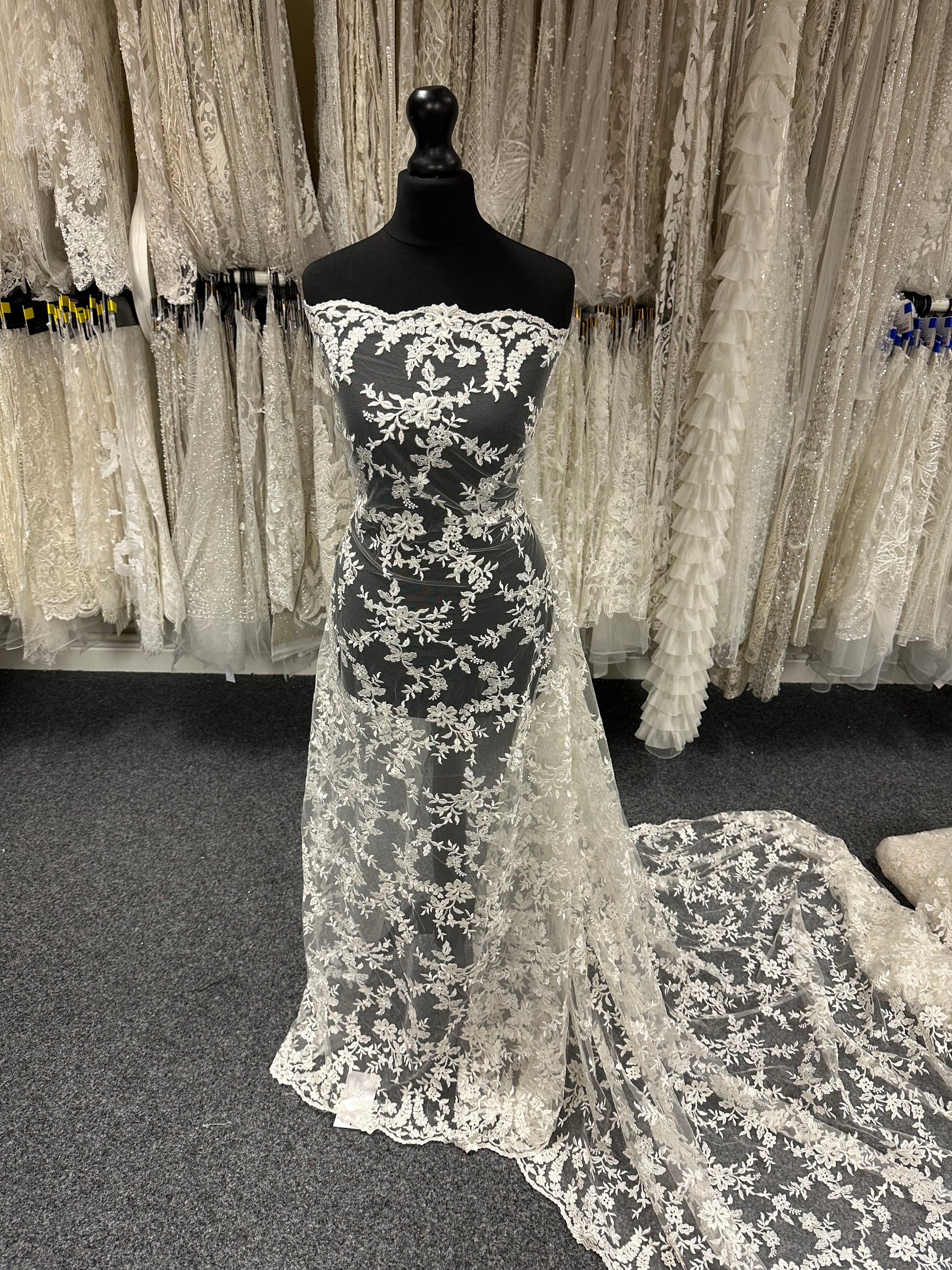 Elfenbeinfarbene bestickte Spitze - P651