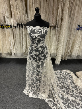 Elfenbeinfarbene bestickte Spitze - P651