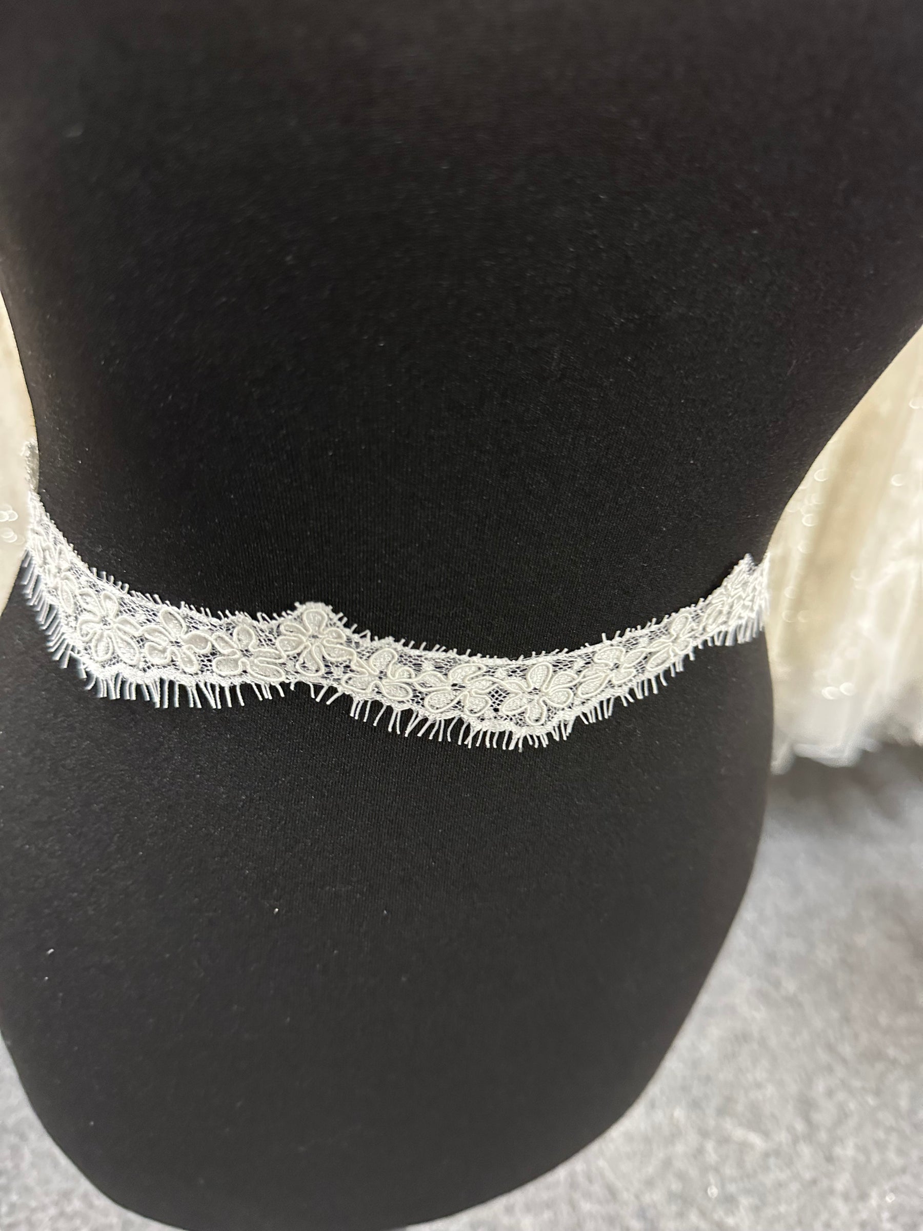 Elfenbeinfarbene Kordelspitze - T683